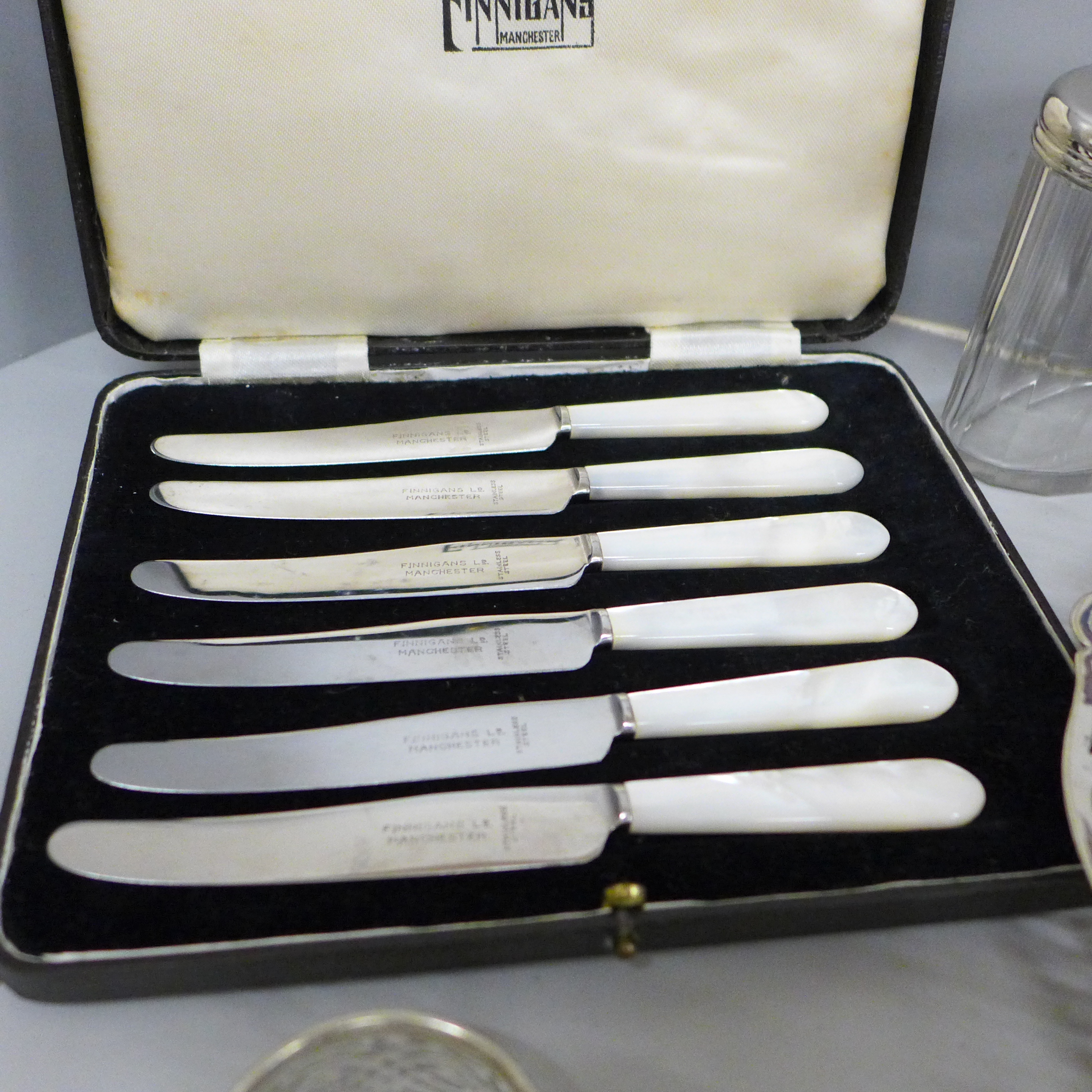 A pierced dish, dessert knives and forks, glass jars, a pair of French opera glasses, guilloche - Image 2 of 6