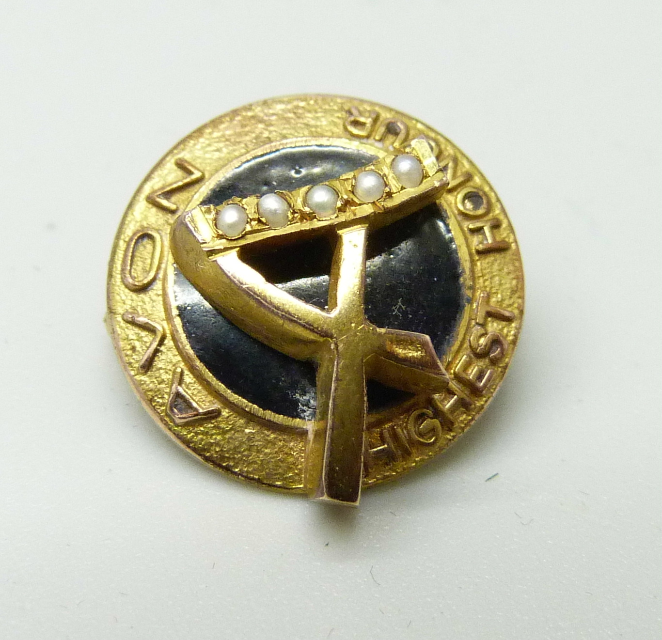 An Avon 9ct gold Highest Honour pin badge, 3.7g - Image 3 of 3