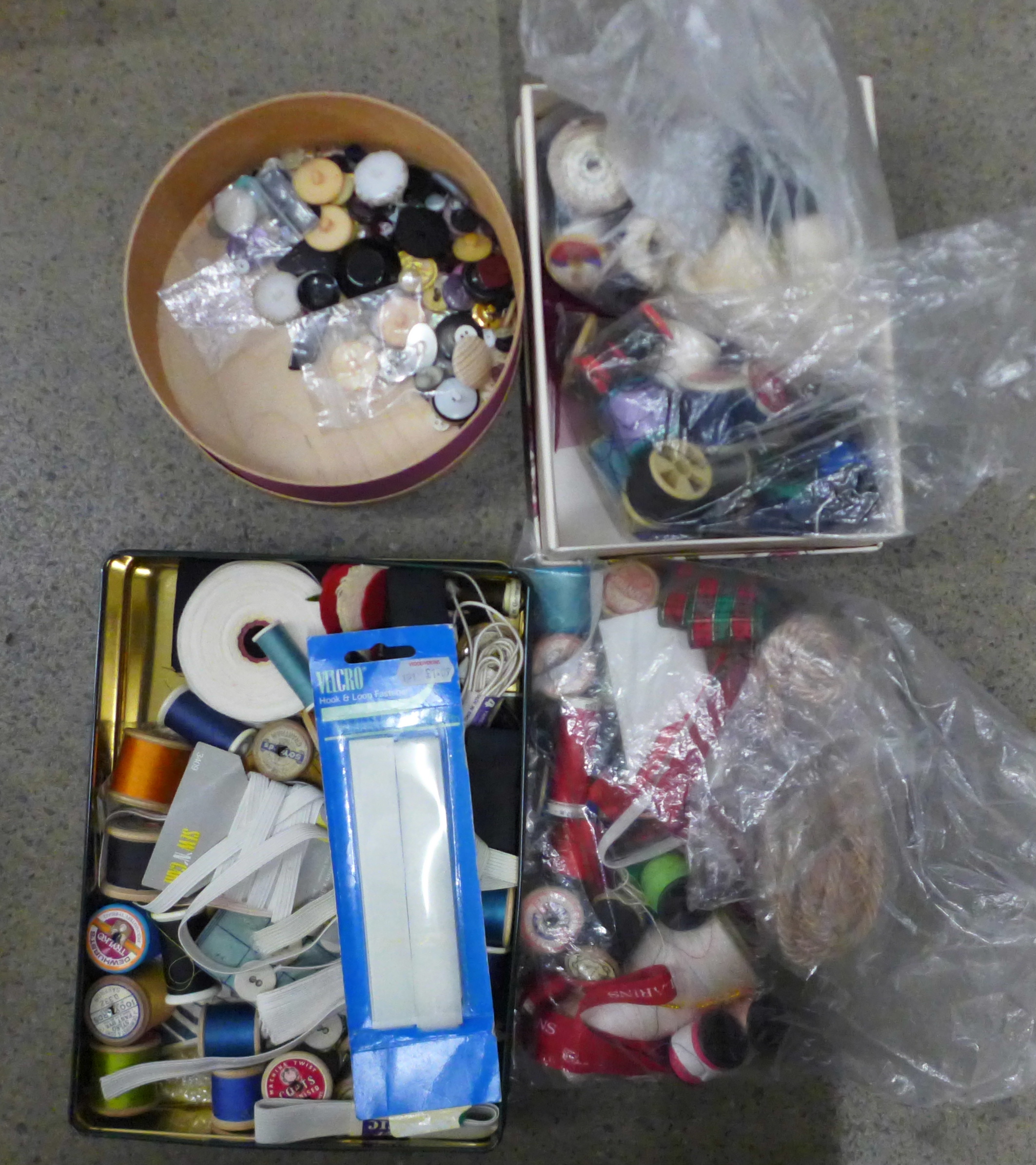 A sewing table with contents and a box of haberdashery **PLEASE NOTE THIS LOT IS NOT ELIGIBLE FOR - Image 3 of 5