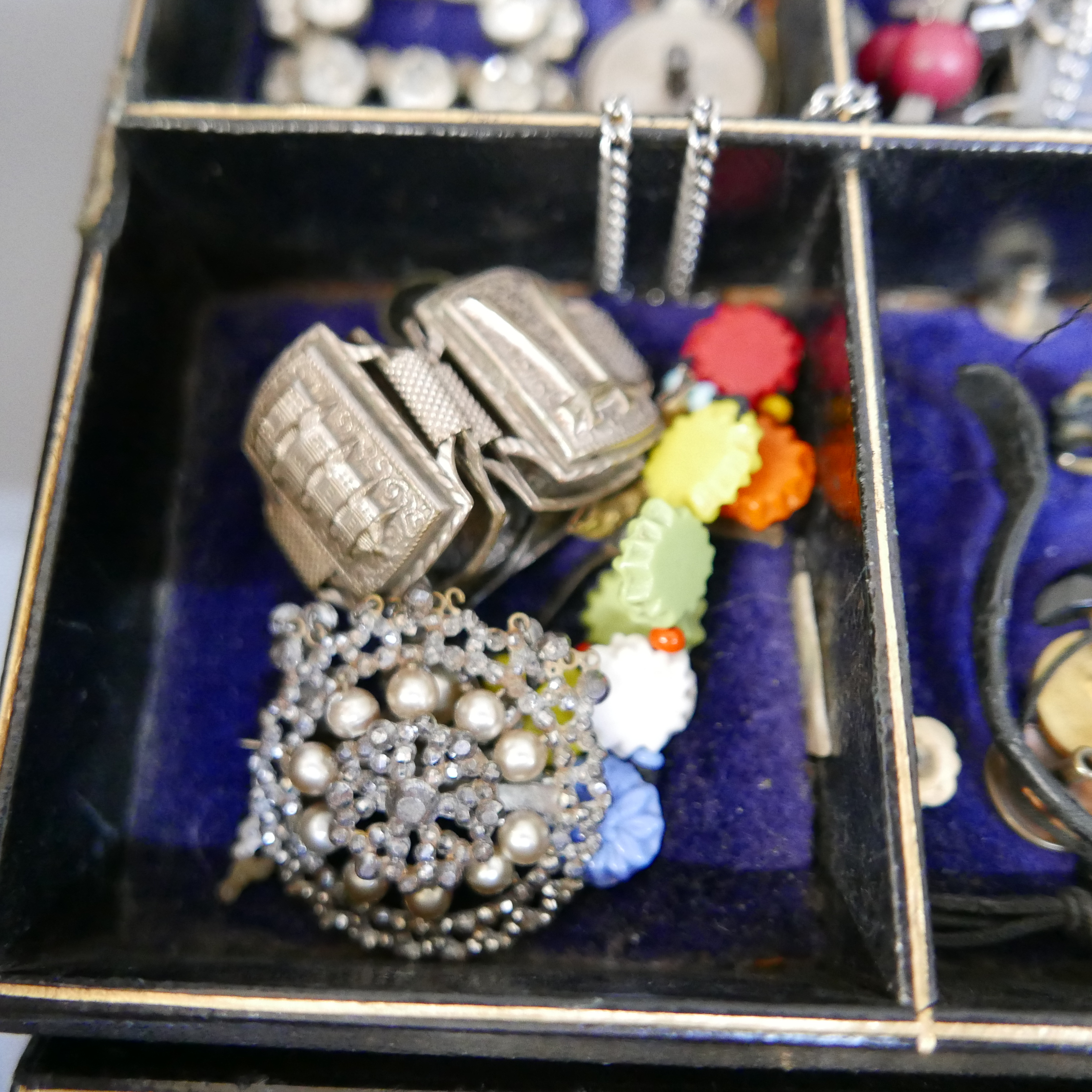 A Victorian jewellery box with vintage jewellery , a victorian carved jet bluebell love brooch (af), - Image 5 of 7