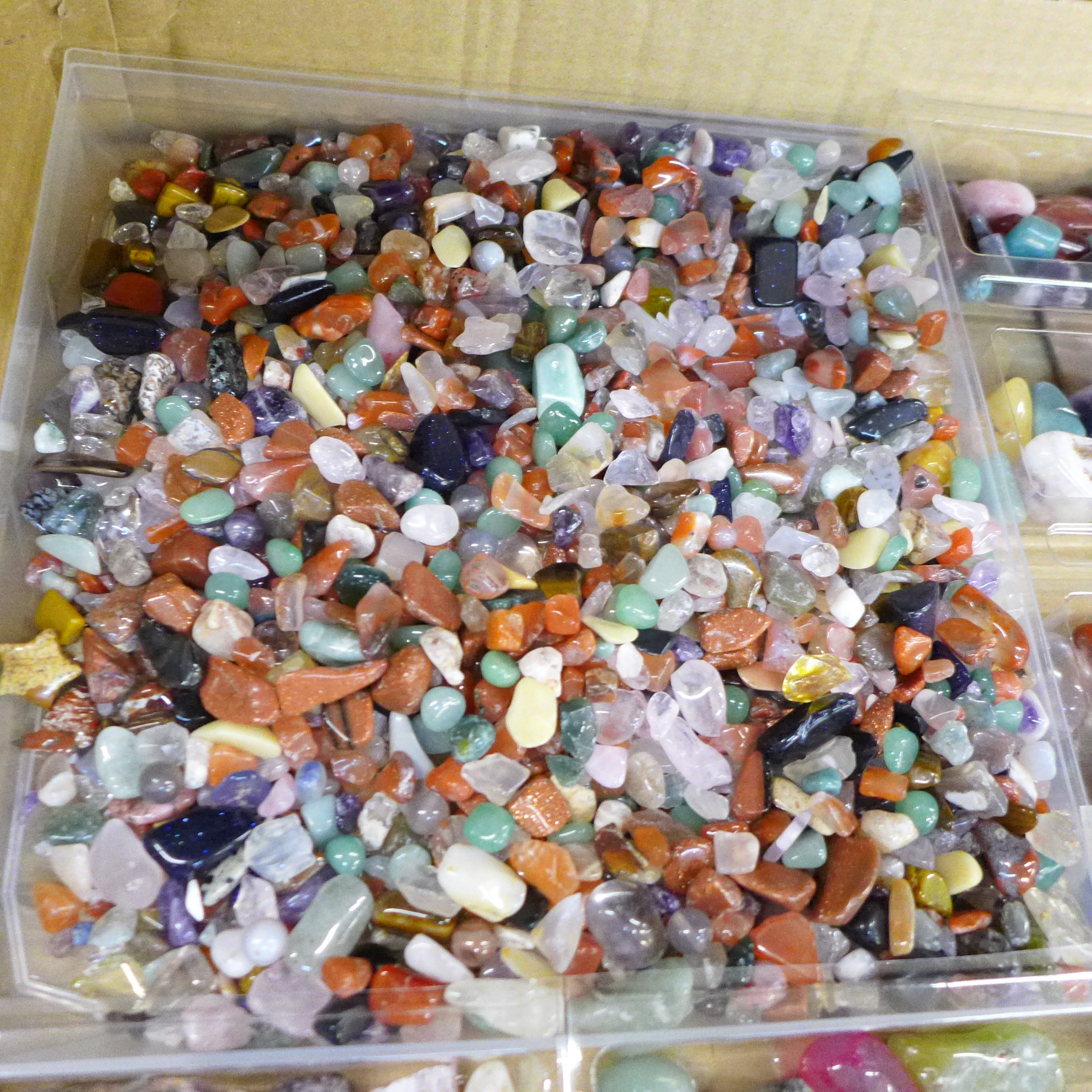 A large collection of semi-precious stones - Image 2 of 5