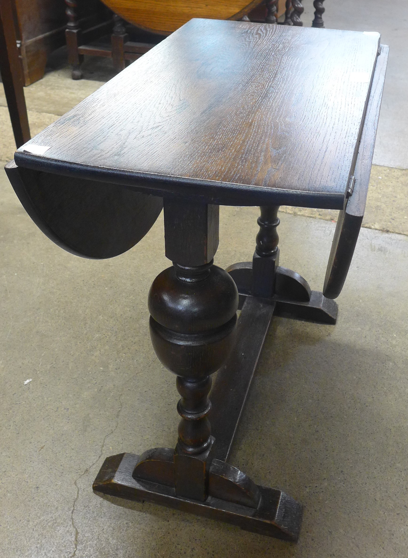 An oak drop-leaf occasional table - Image 2 of 2