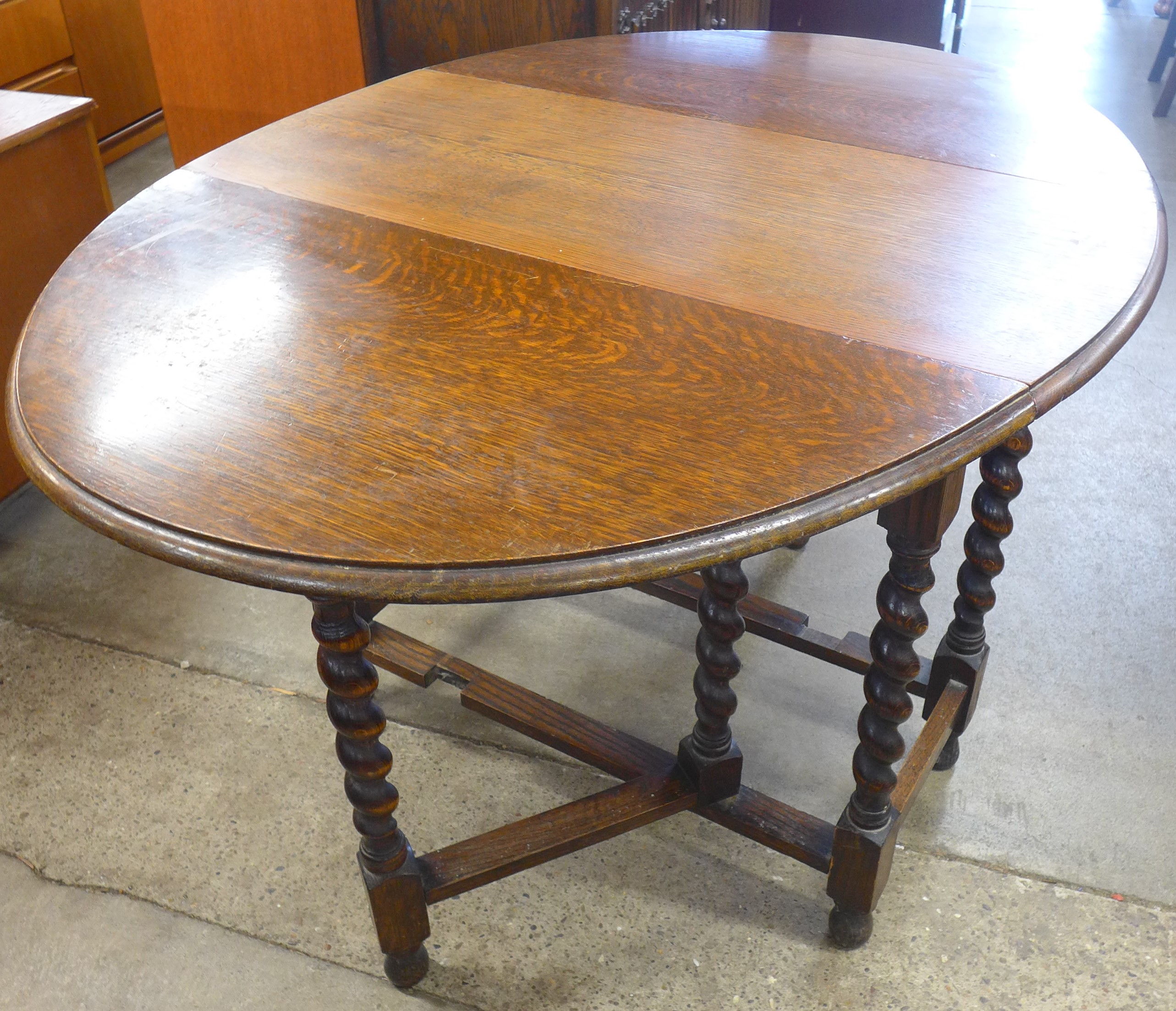 An oak barleytwist gateleg table - Image 2 of 2