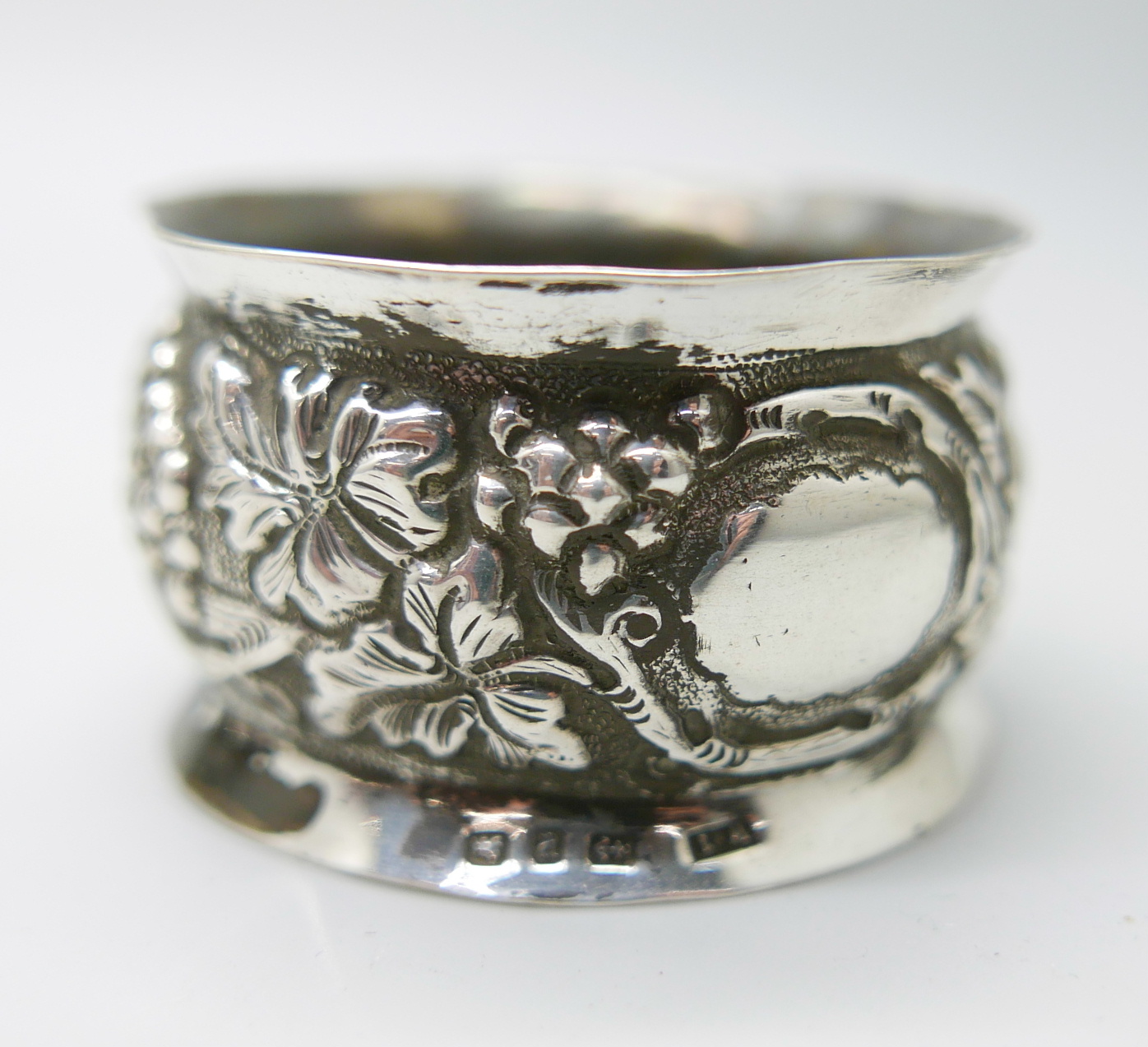 Four silver napkin rings and a silver pot, 134g - Image 3 of 6