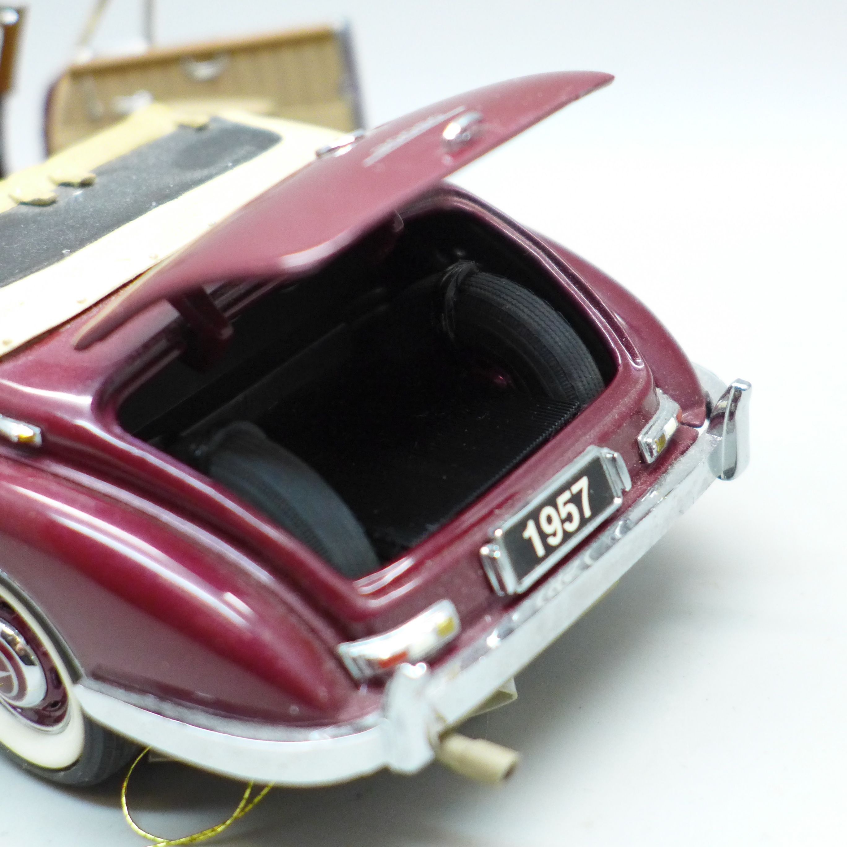 A Franklin Mint model 1957 Mercedes-Benz 300SC - Image 6 of 8