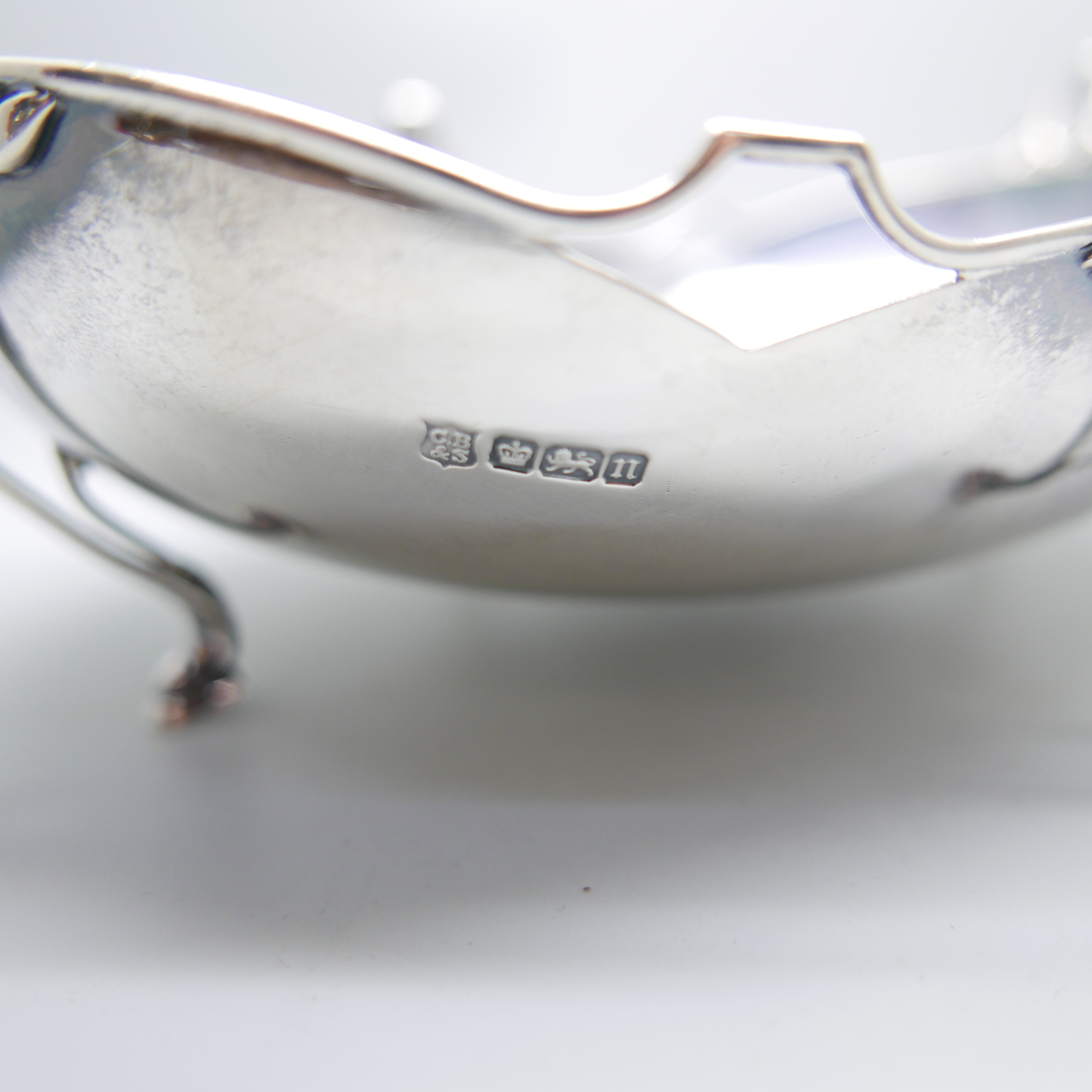 A silver Art Nouveau bowl, Sheffield 1905 by Cooper Brothers & Sons, 430g, 23.5cm wide - Image 4 of 6