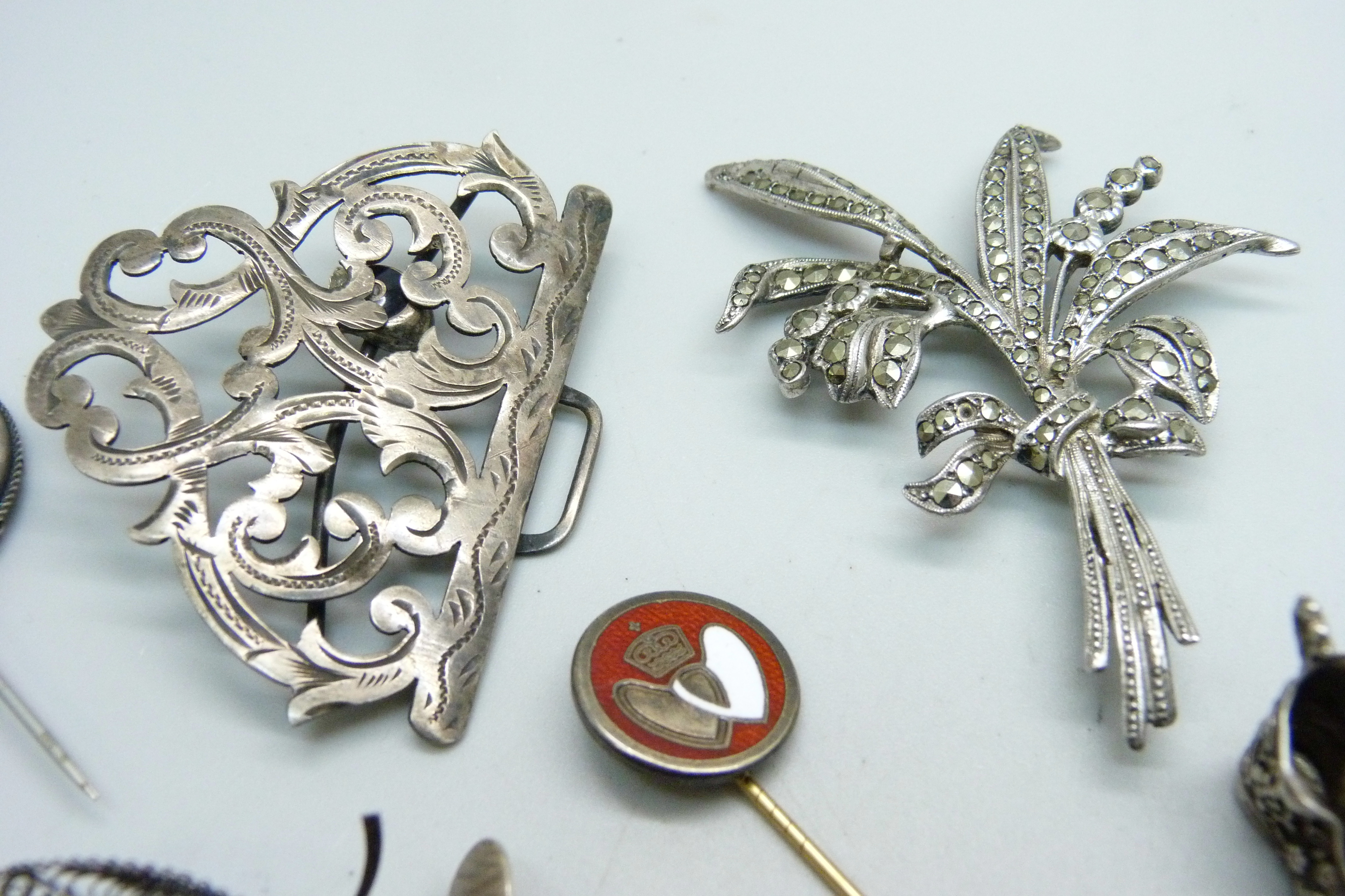 A silver brooch, a silver chain, etc. - Image 2 of 4