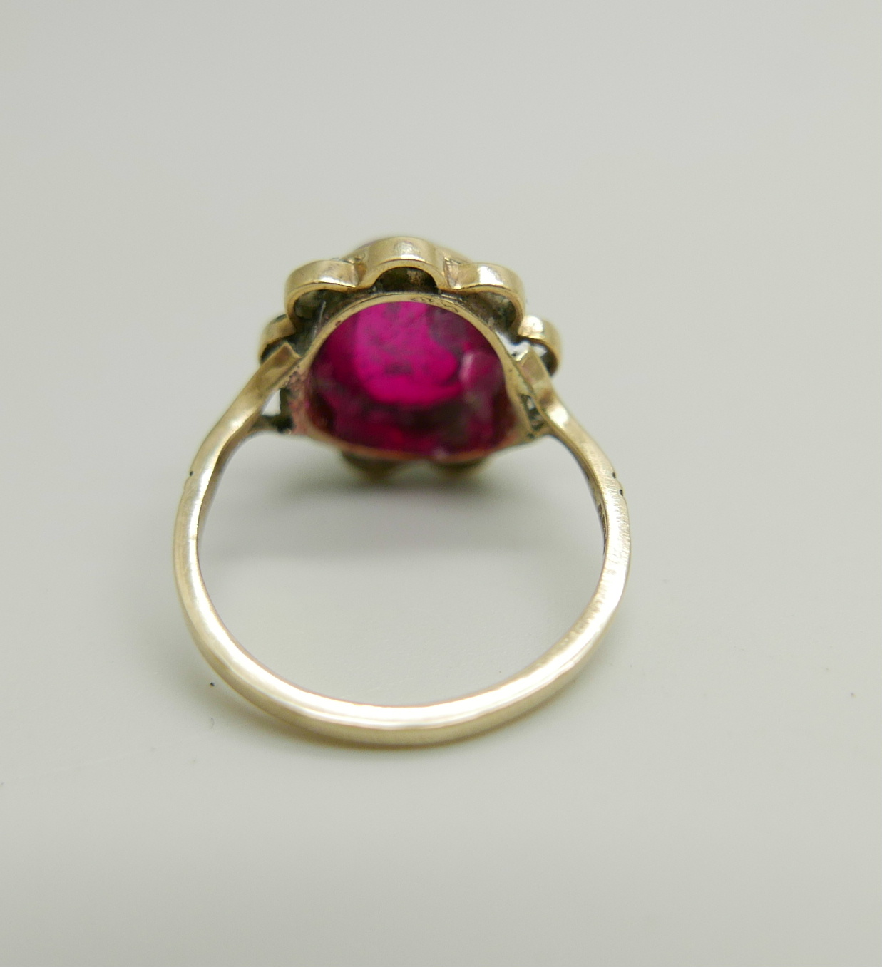 A 9ct gold and red cabochon ring, 3.1g, N - Image 2 of 2