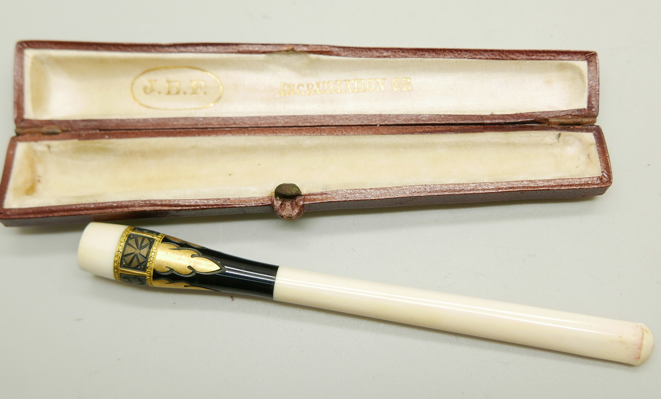 A smoker's pipe with a 9ct gold collar and a cigarette holder, both cased - Image 5 of 6