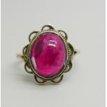 A 9ct gold and red cabochon ring, 3.1g, N
