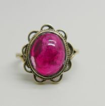 A 9ct gold and red cabochon ring, 3.1g, N