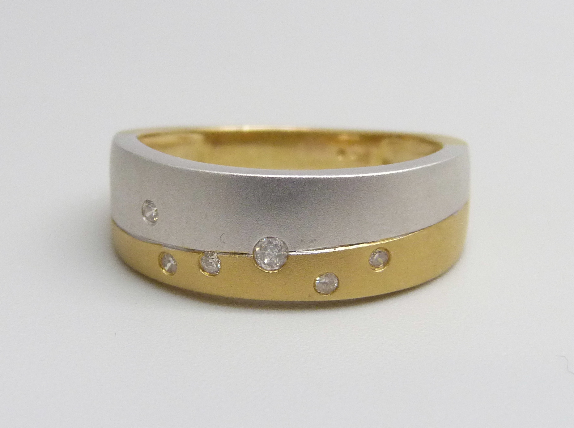 A 9ct gold and diamond ring, 3.5g, P