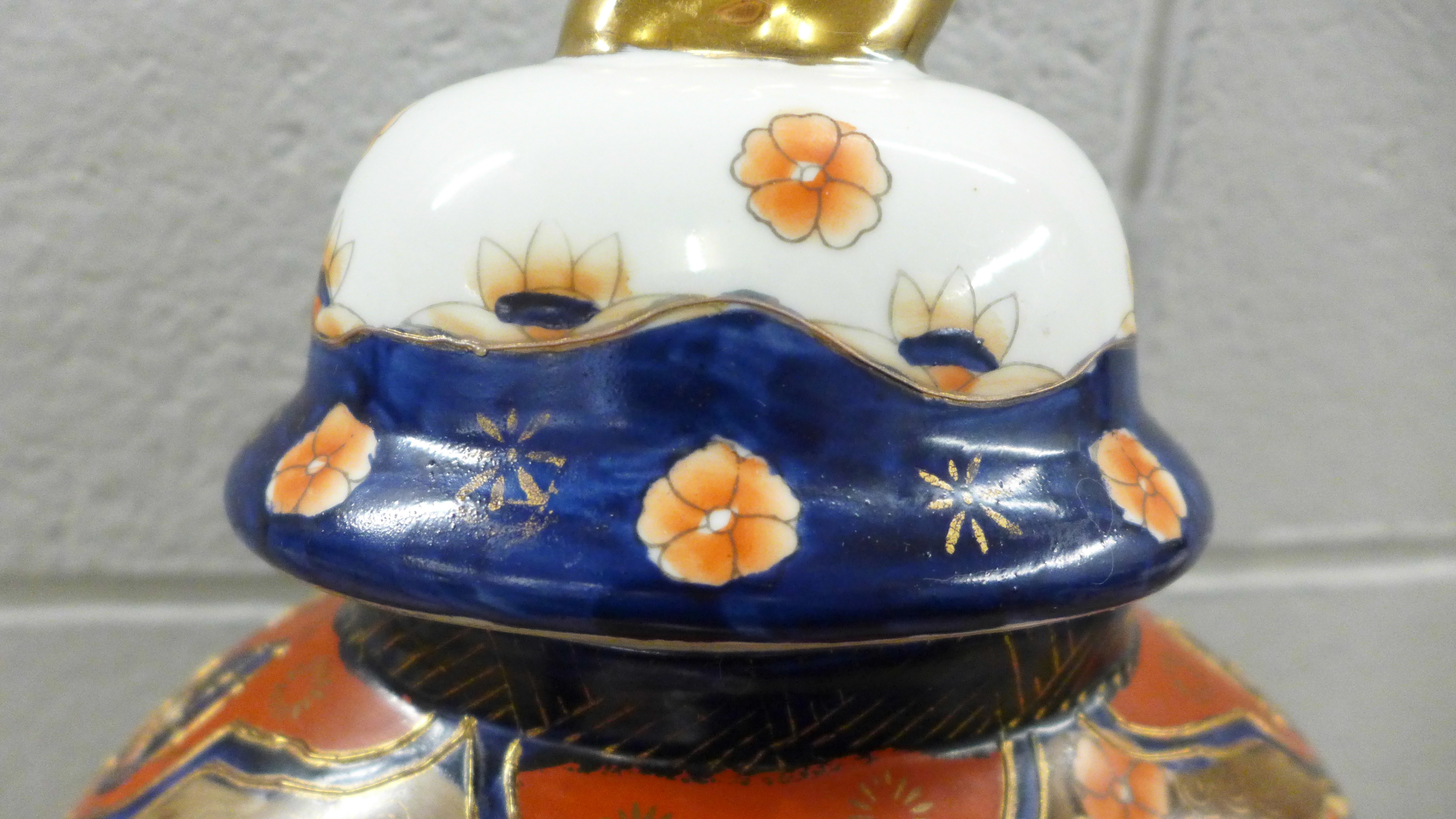 An oriental lidded vase **PLEASE NOTE THIS LOT IS NOT ELIGIBLE FOR IN-HOUSE POSTING AND PACKING** - Image 4 of 5