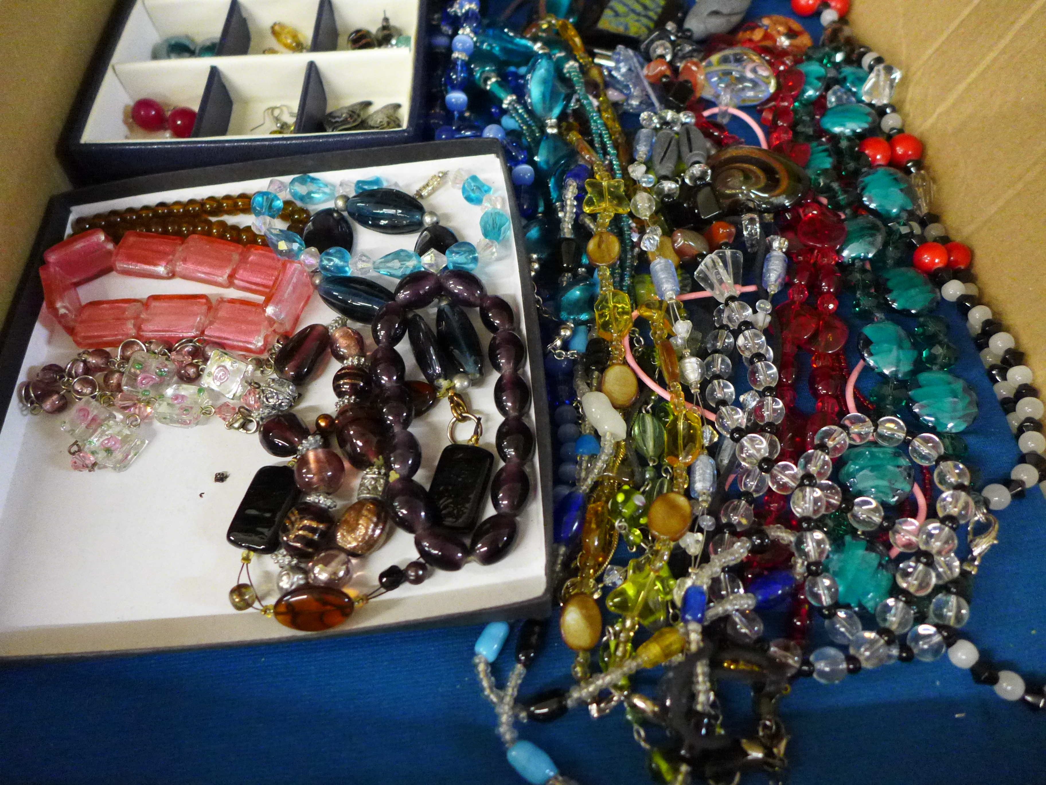 A large collection of Murano and other glass jewellery - Image 3 of 4