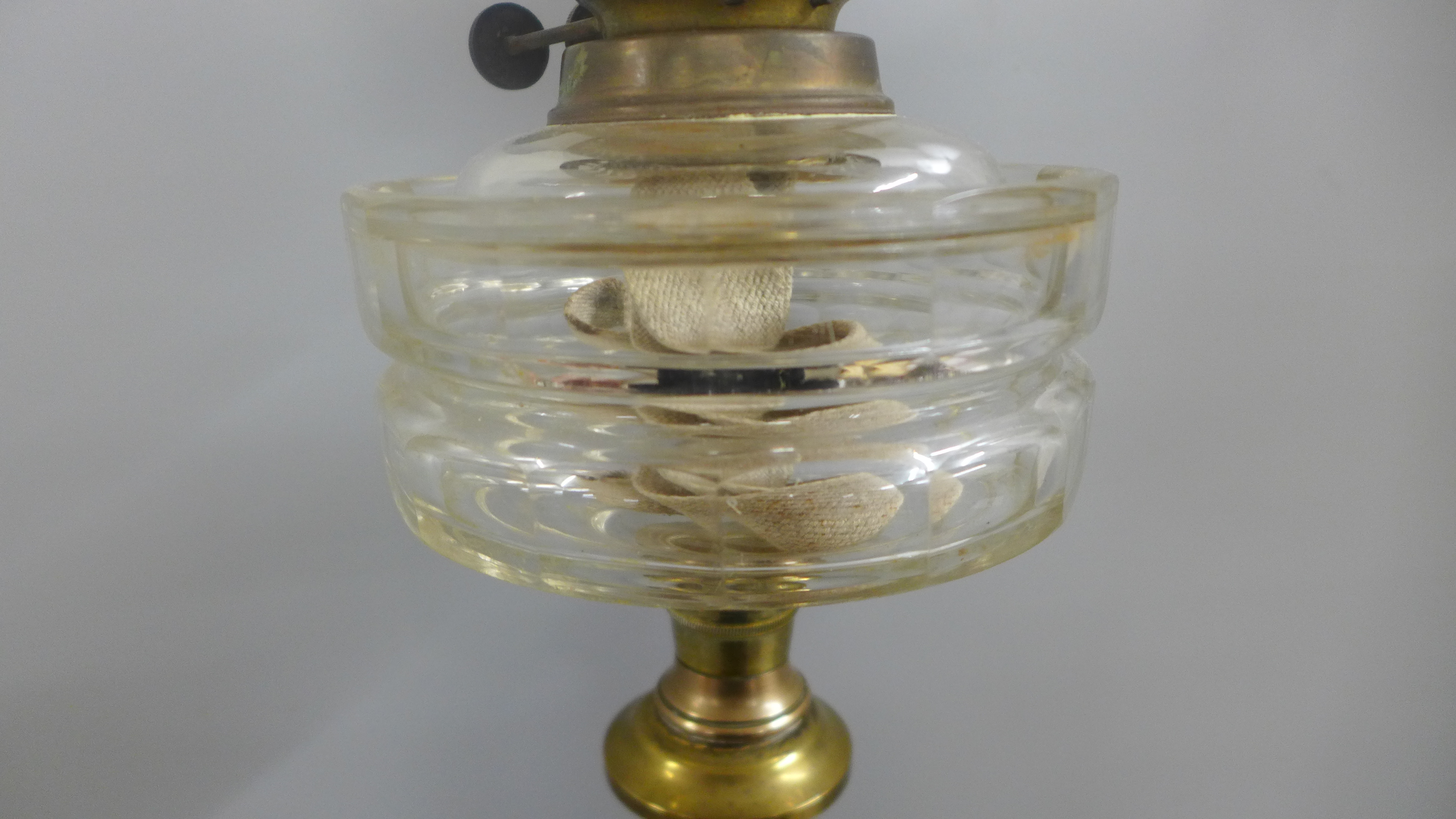 A brass and glass oil lamp **PLEASE NOTE THIS LOT IS NOT ELIGIBLE FOR IN-HOUSE POSTING AND PACKING** - Image 3 of 4