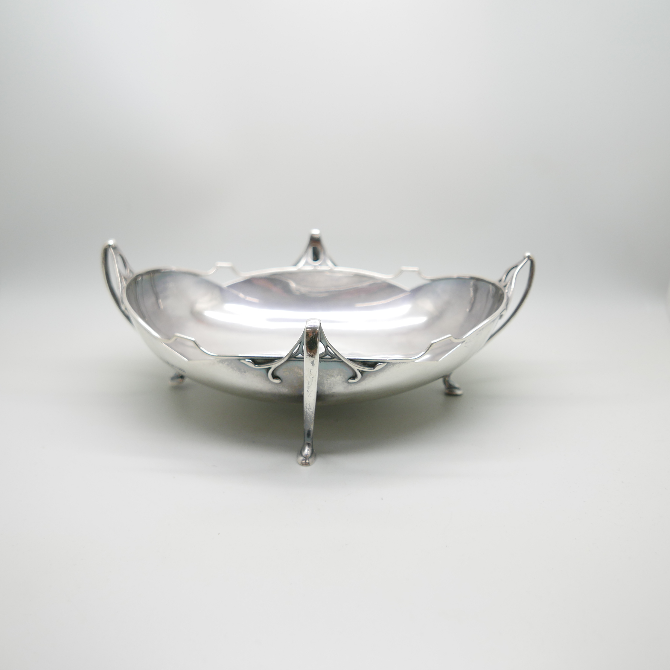 A silver Art Nouveau bowl, Sheffield 1905 by Cooper Brothers & Sons, 430g, 23.5cm wide