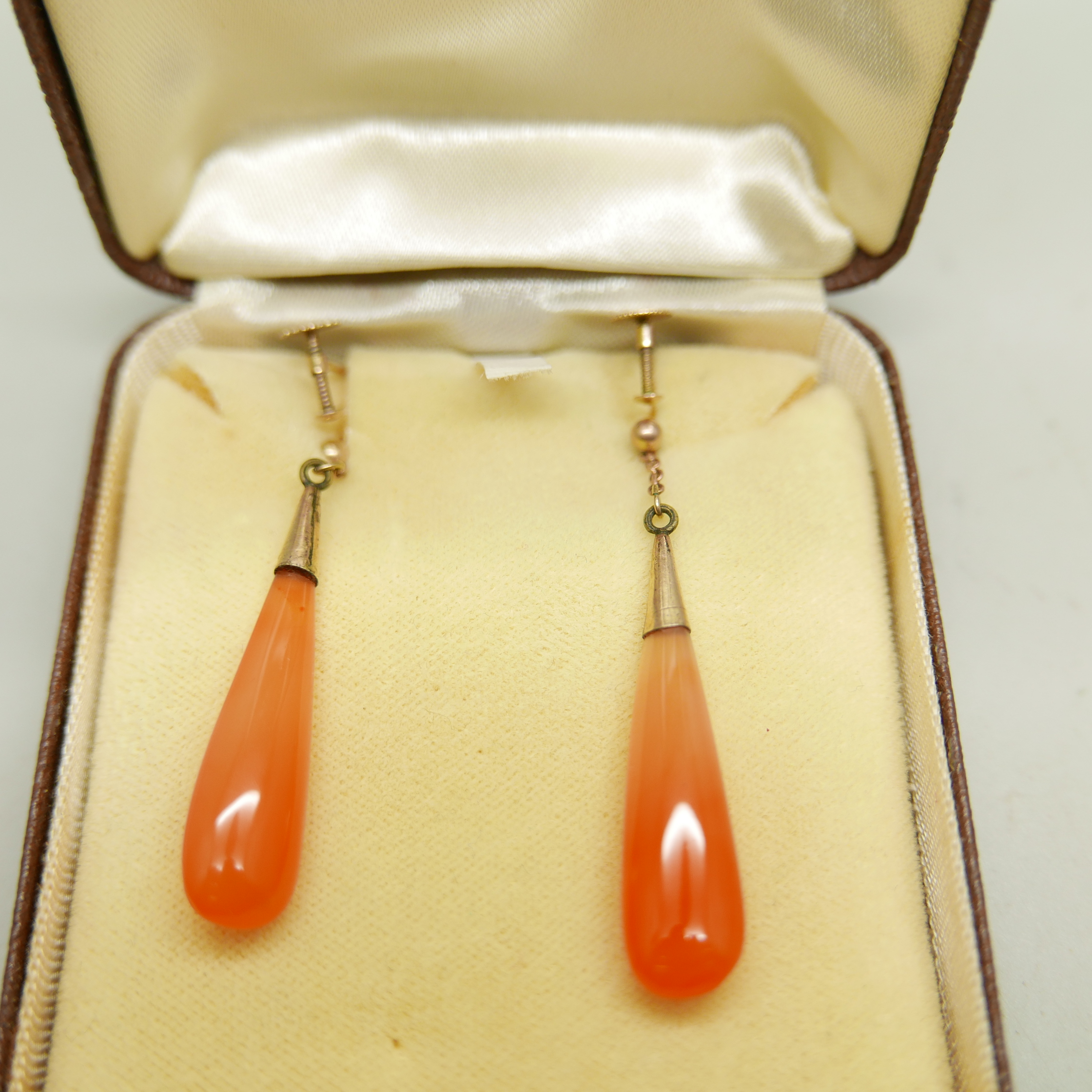 A pair of 9ct gold and carnelian drop earrings - Image 2 of 3