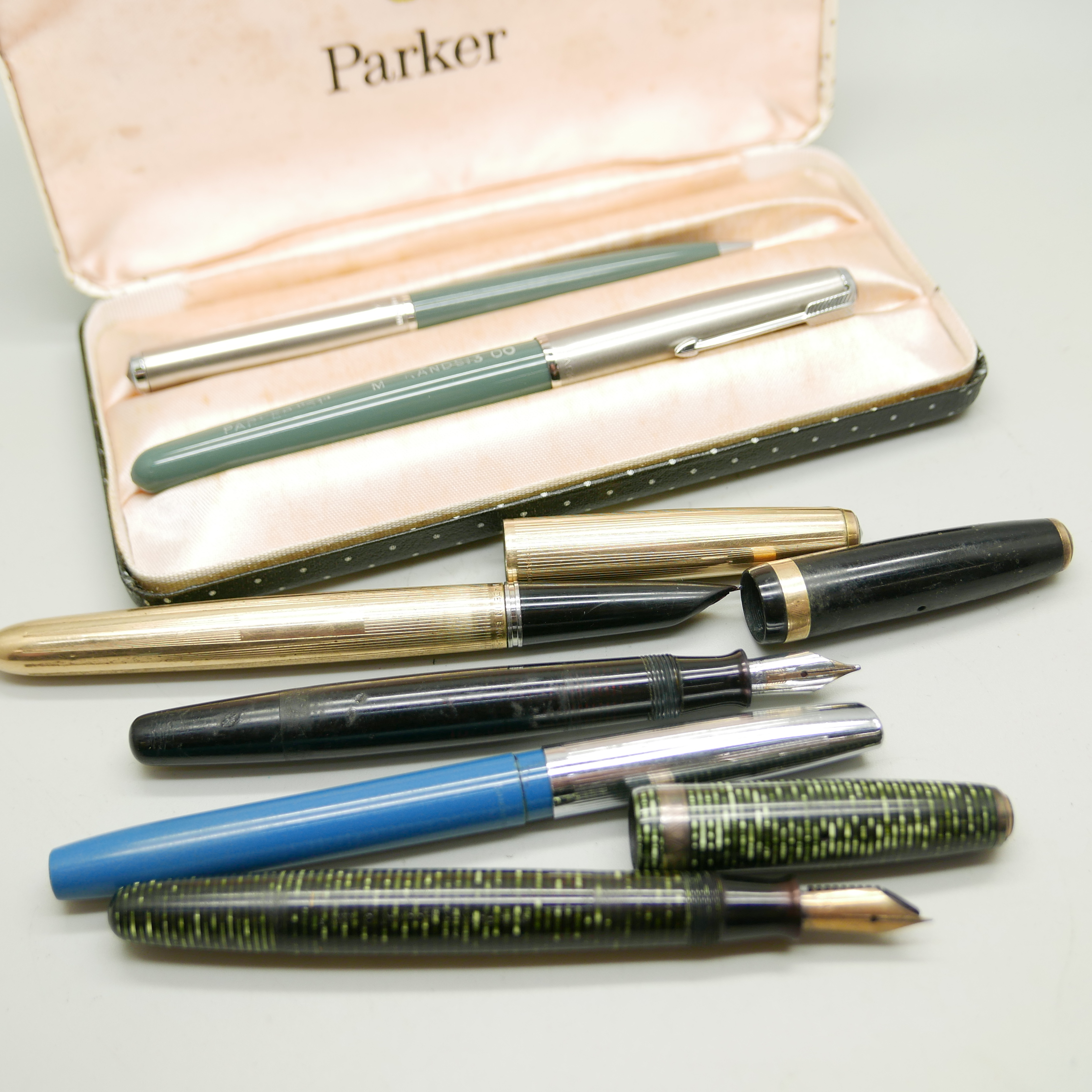 A cased Parker pen set, three other Parker pens and a Sheaffer - Image 2 of 2