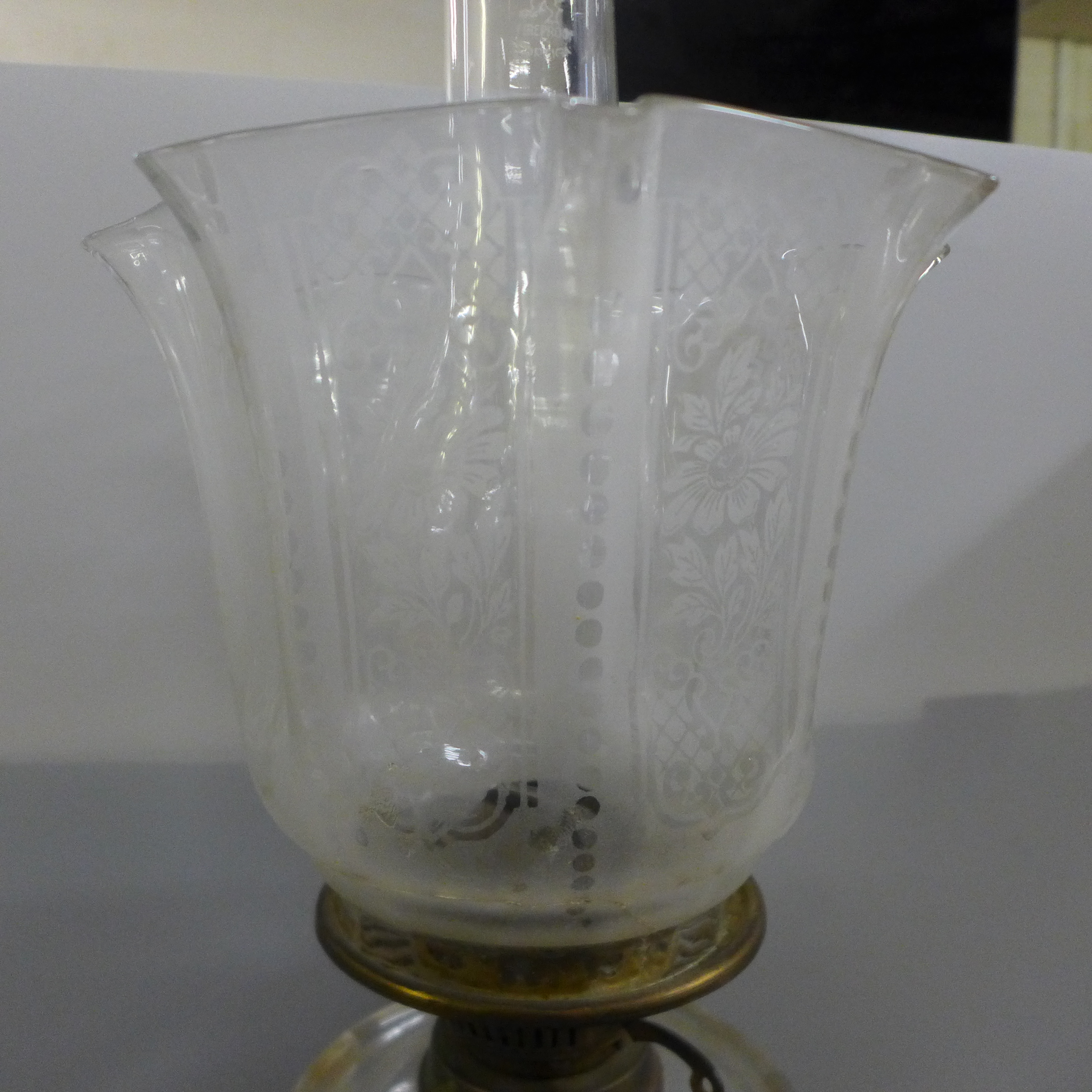 A brass and glass oil lamp **PLEASE NOTE THIS LOT IS NOT ELIGIBLE FOR IN-HOUSE POSTING AND PACKING** - Image 2 of 4