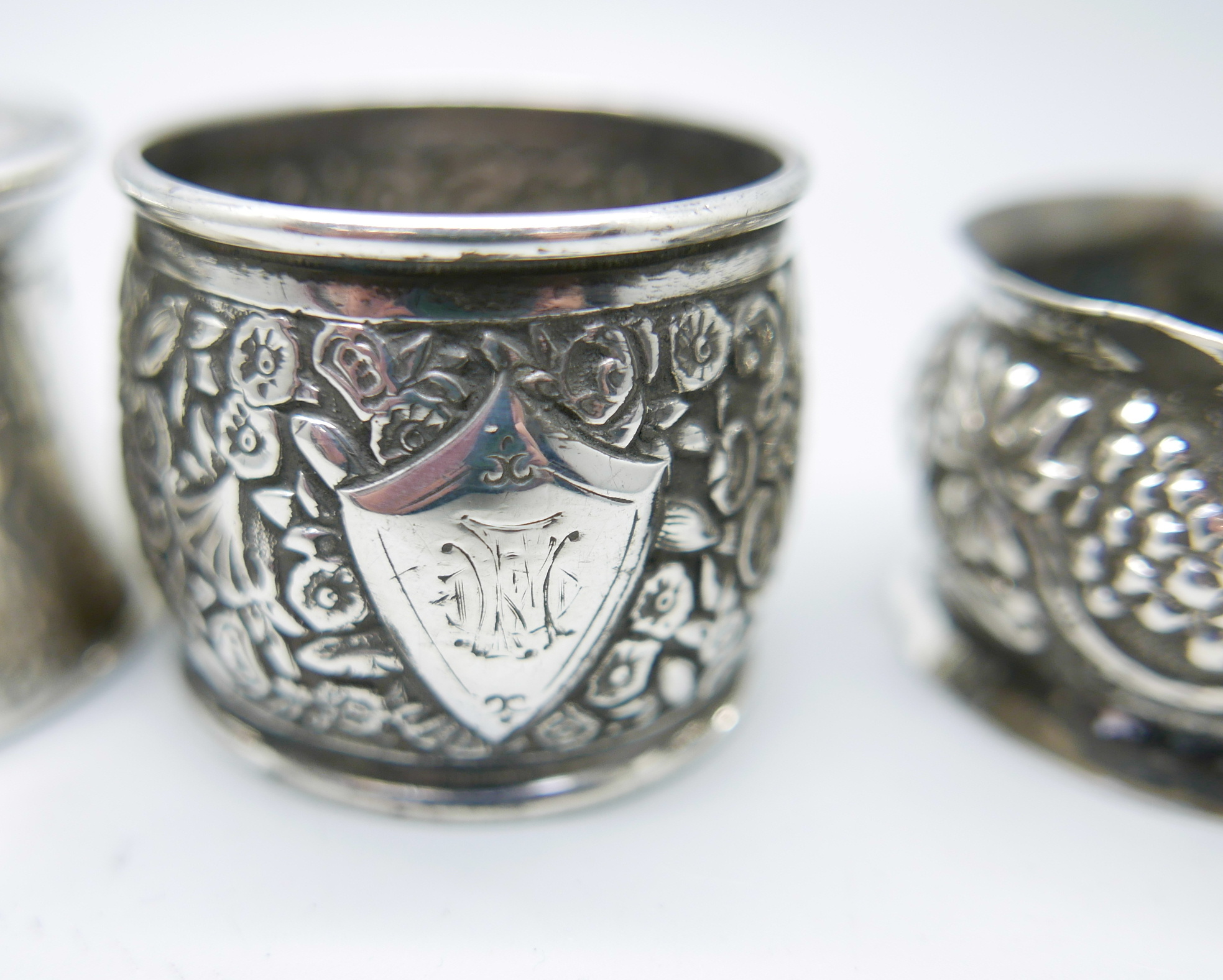 Four silver napkin rings and a silver pot, 134g - Image 2 of 6