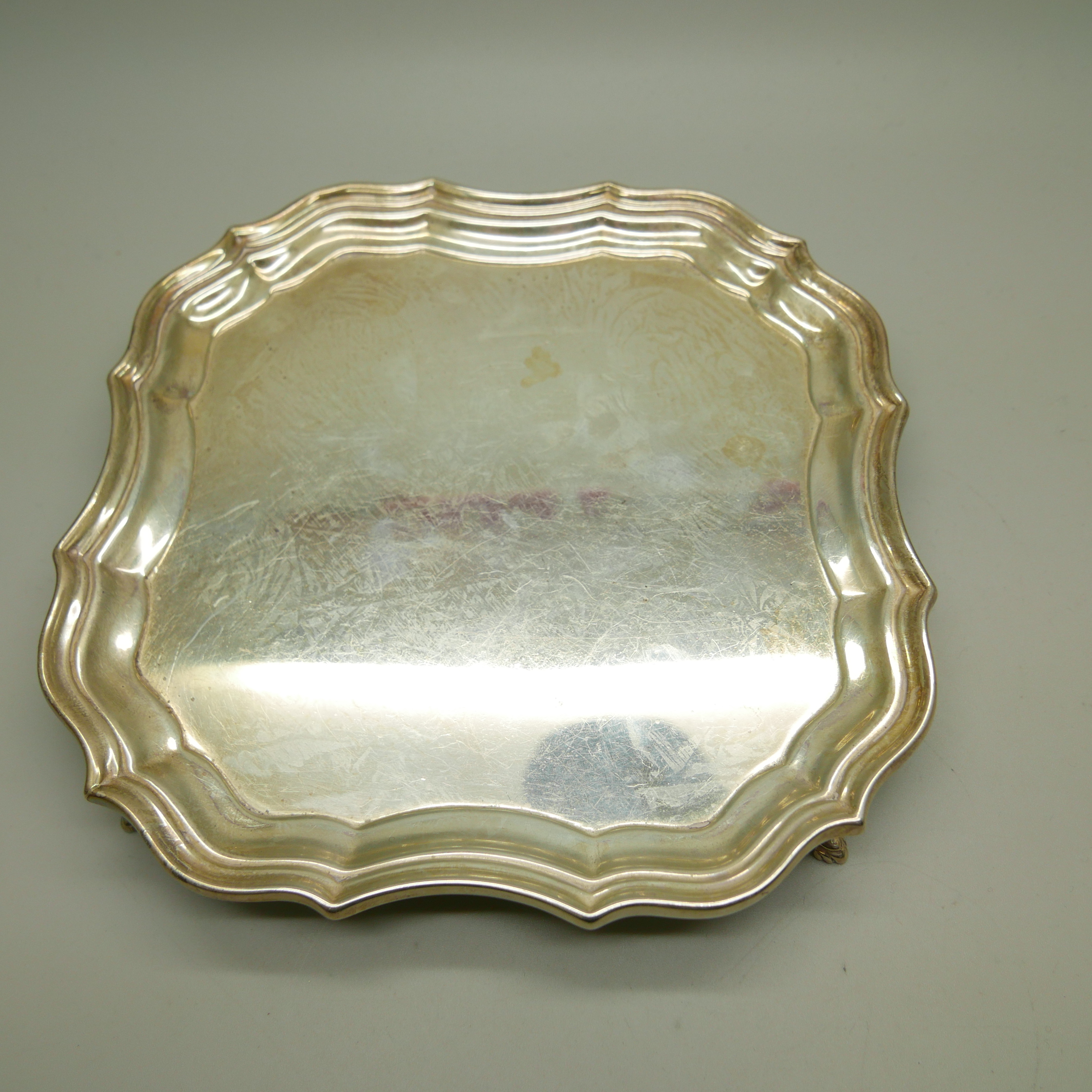 A silver card tray, Birmingham 1932, 191g, 15.5cm