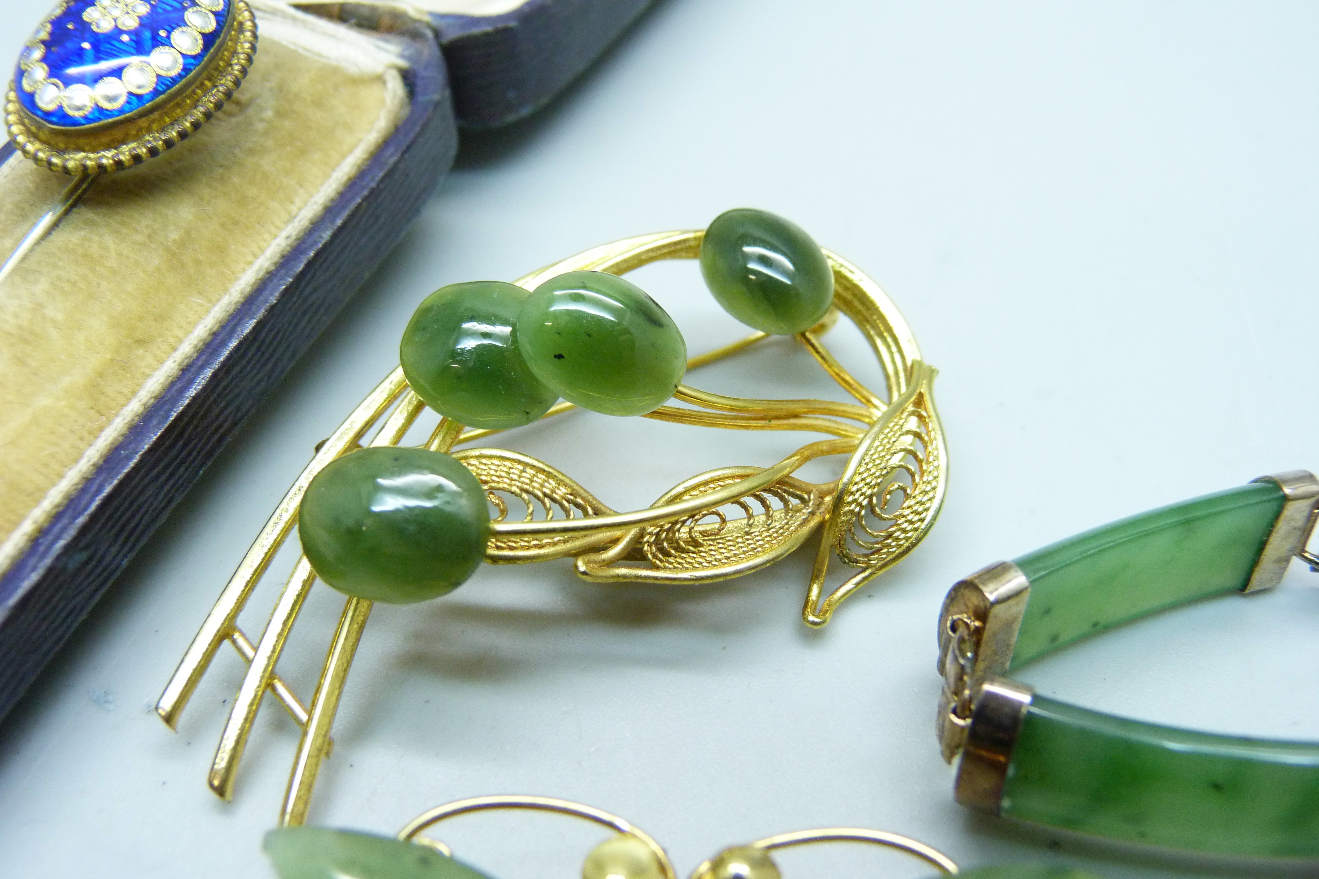 A silver set jade bracelet, two jade set brooches and an enamelled pin - Image 4 of 7
