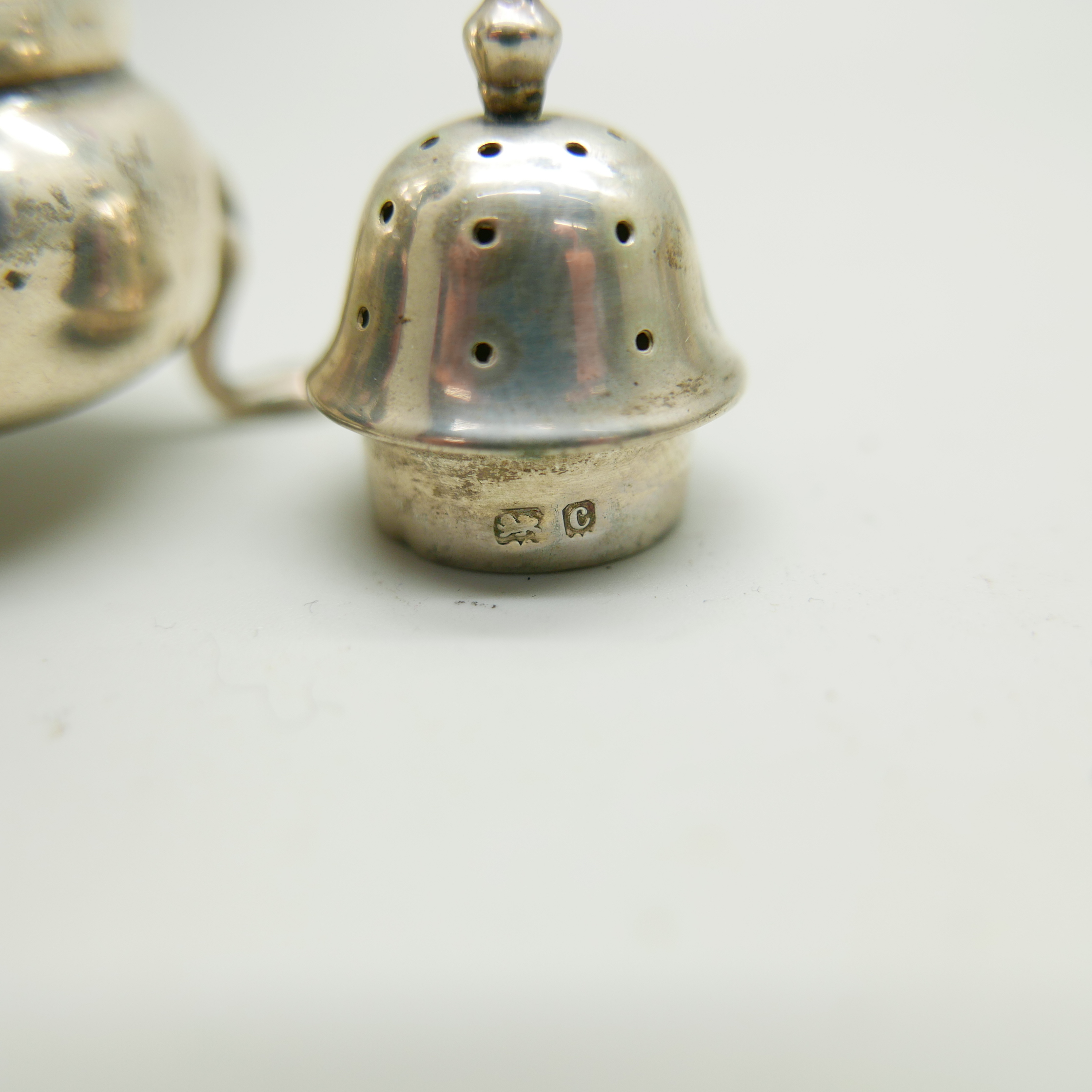 A silver pepper and a pierced silver dish, 66g - Image 4 of 4