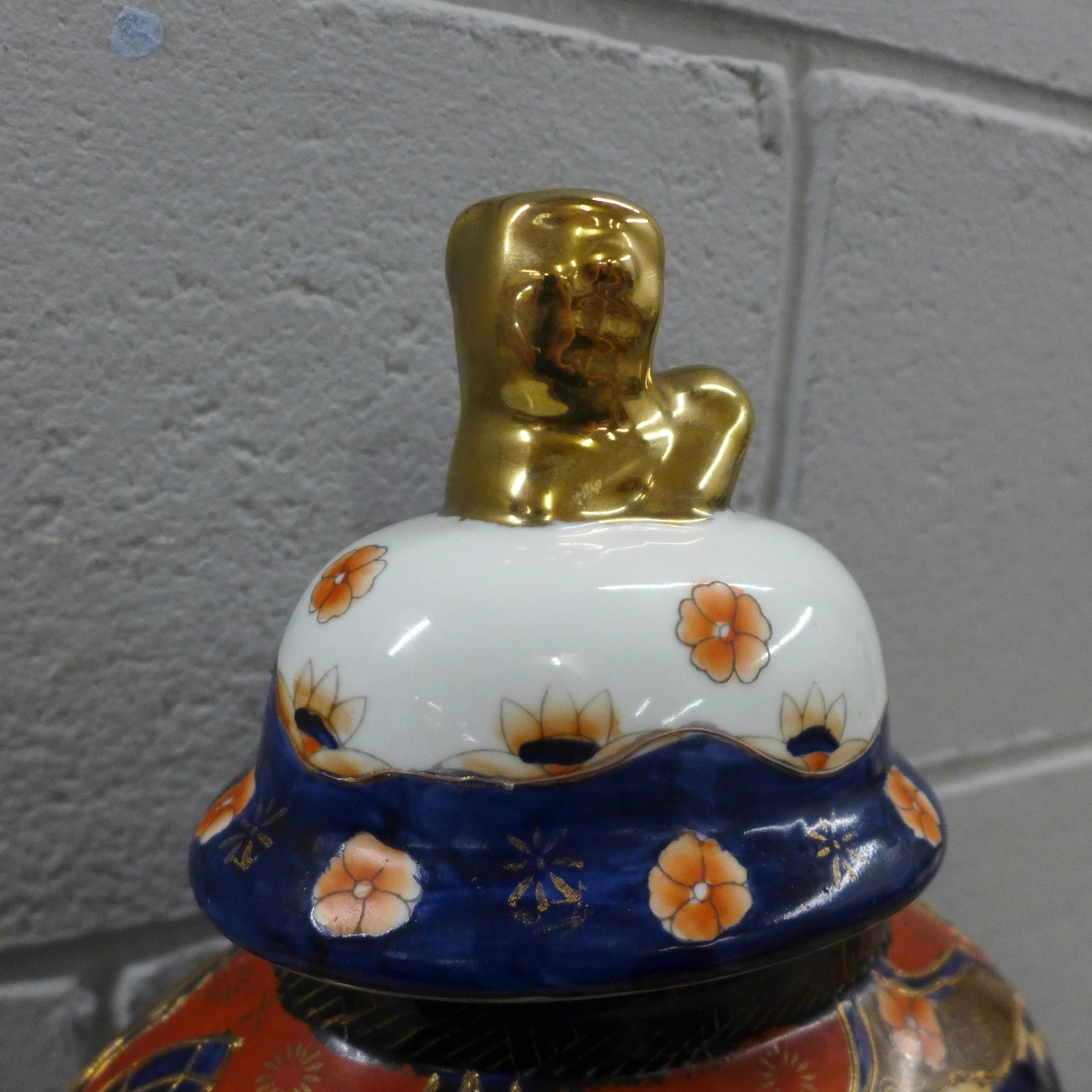 An oriental lidded vase **PLEASE NOTE THIS LOT IS NOT ELIGIBLE FOR IN-HOUSE POSTING AND PACKING** - Image 2 of 5