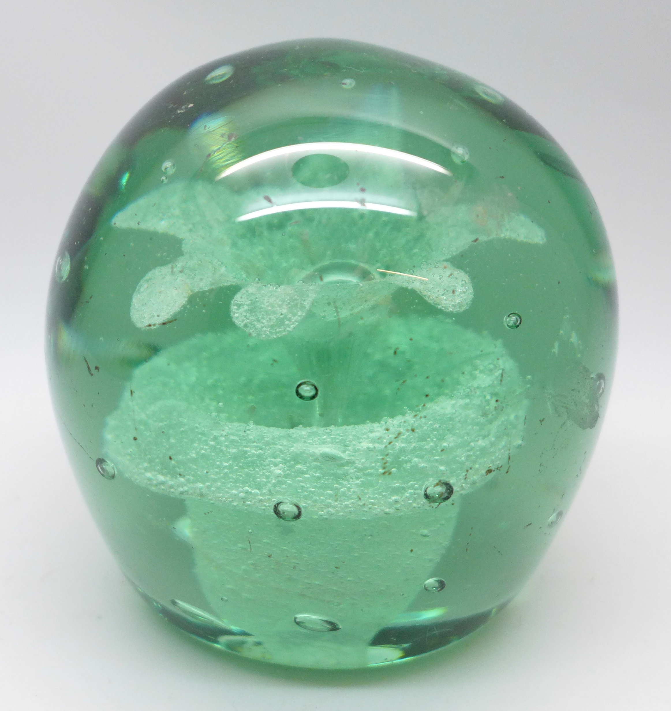 A Victorian green glass dump, 9.5cm - Image 2 of 3