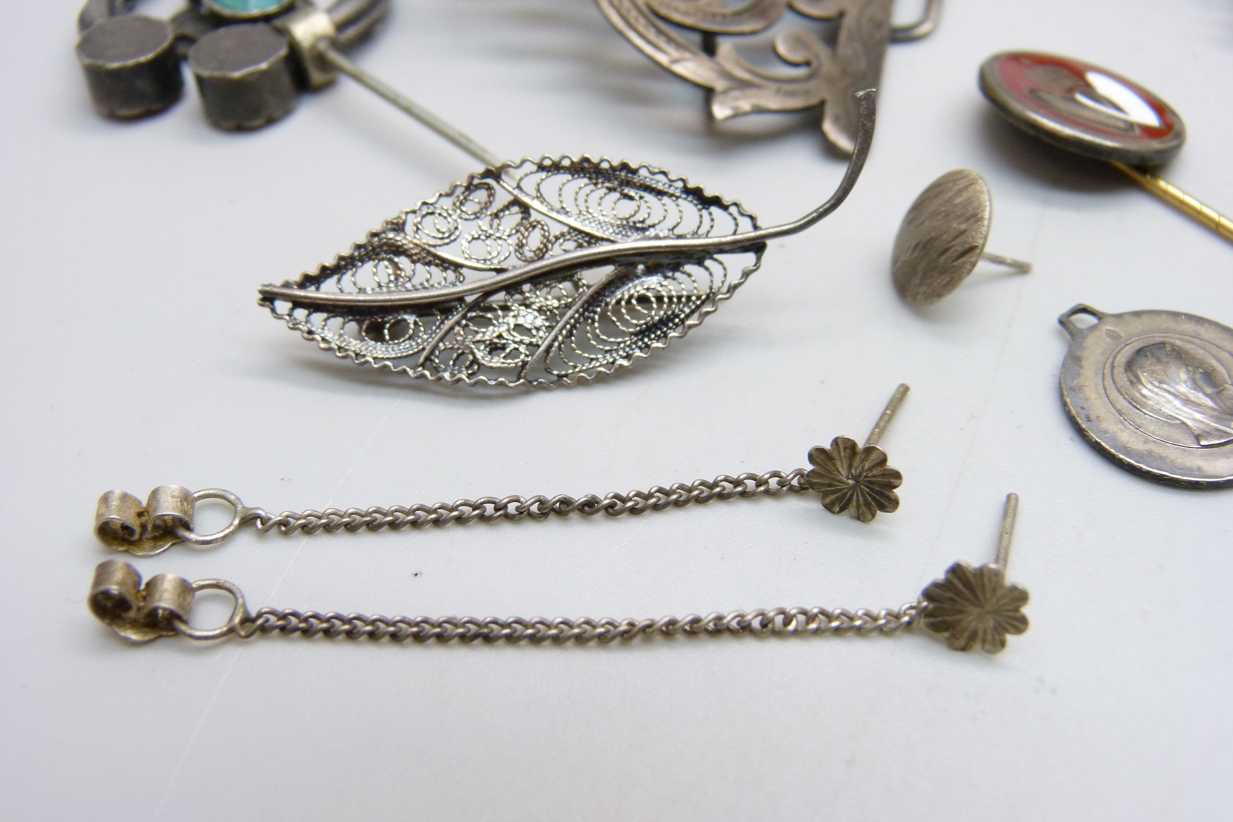 A silver brooch, a silver chain, etc. - Image 3 of 4