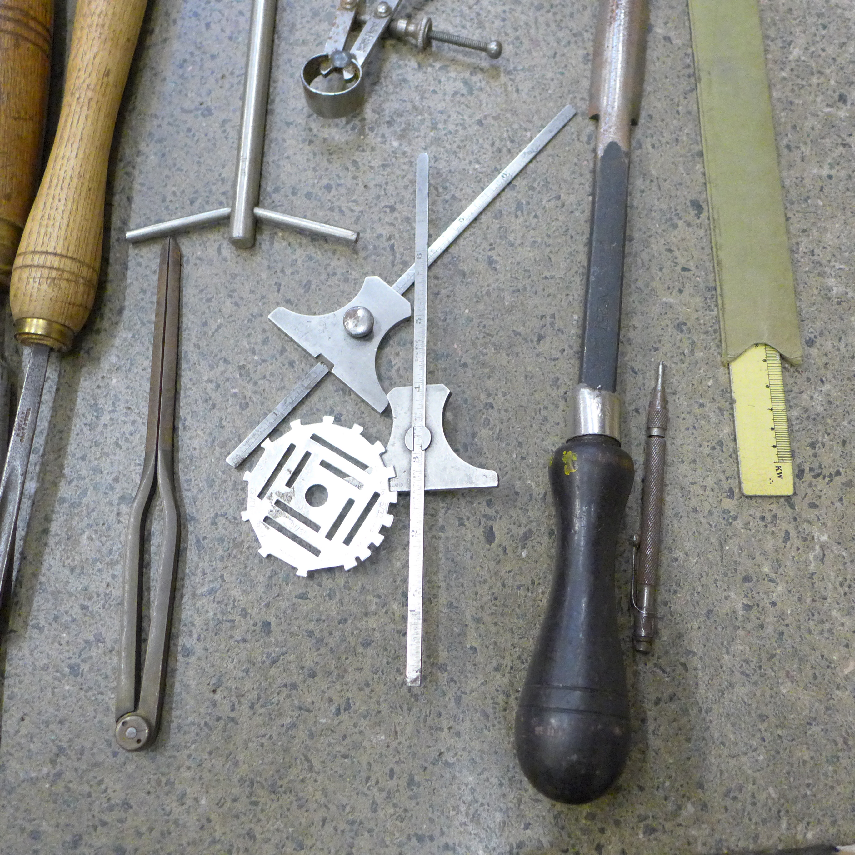 Five carving chisels and engineering items including depth gauges and calipers - Image 2 of 6