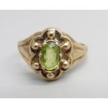 A 9ct gold and peridot ring, 2.5g, I