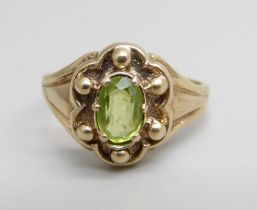 A 9ct gold and peridot ring, 2.5g, I