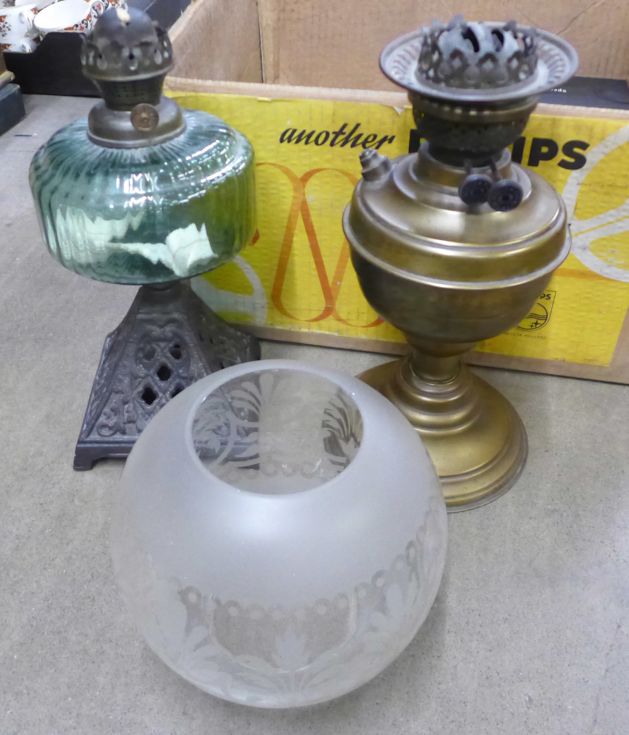 Two oil lamps lacking chimneys, a pair of Dartington glass champagne flutes, boxed and a 2019 - Image 4 of 4
