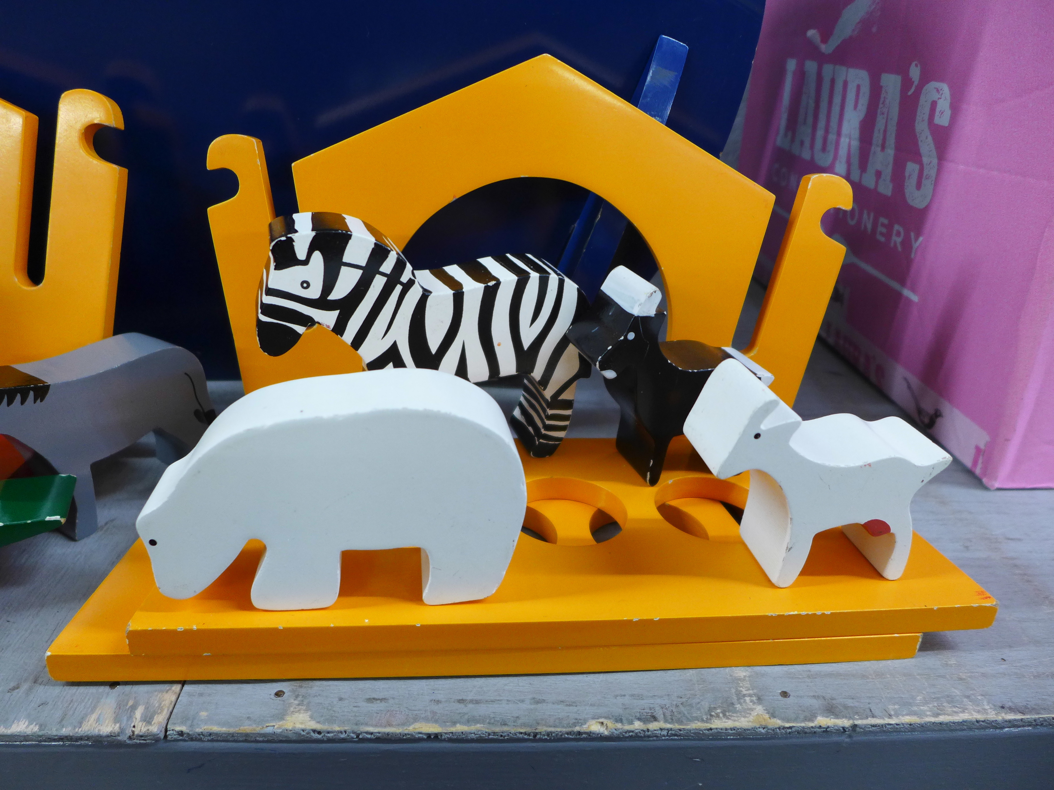 A wooden Noah's Ark toy with animals **PLEASE NOTE THIS LOT IS NOT ELIGIBLE FOR IN-HOUSE POSTING AND - Image 2 of 5