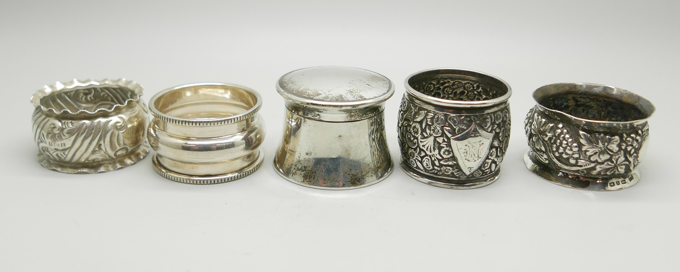 Four silver napkin rings and a silver pot, 134g