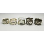 Four silver napkin rings and a silver pot, 134g