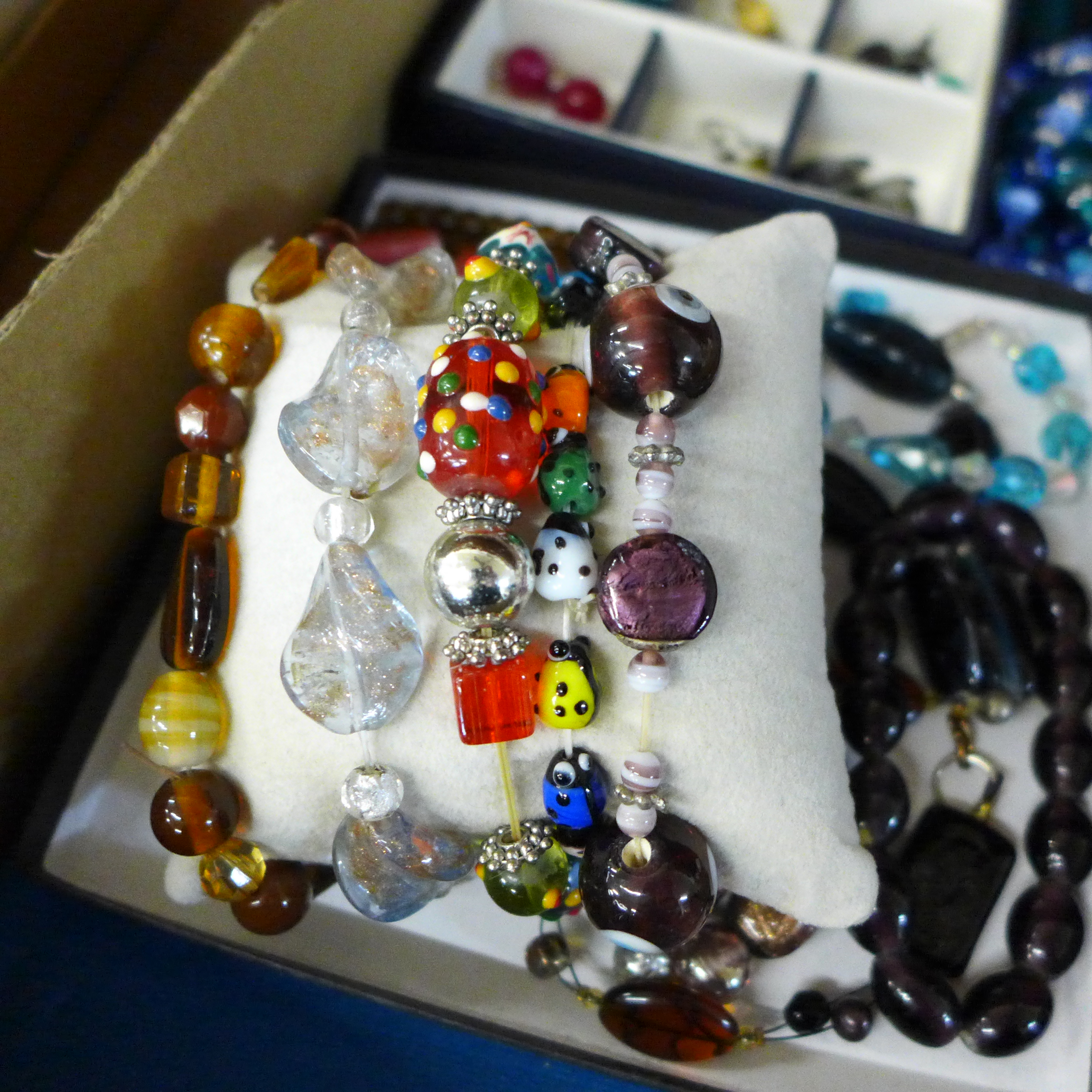 A large collection of Murano and other glass jewellery - Image 4 of 4