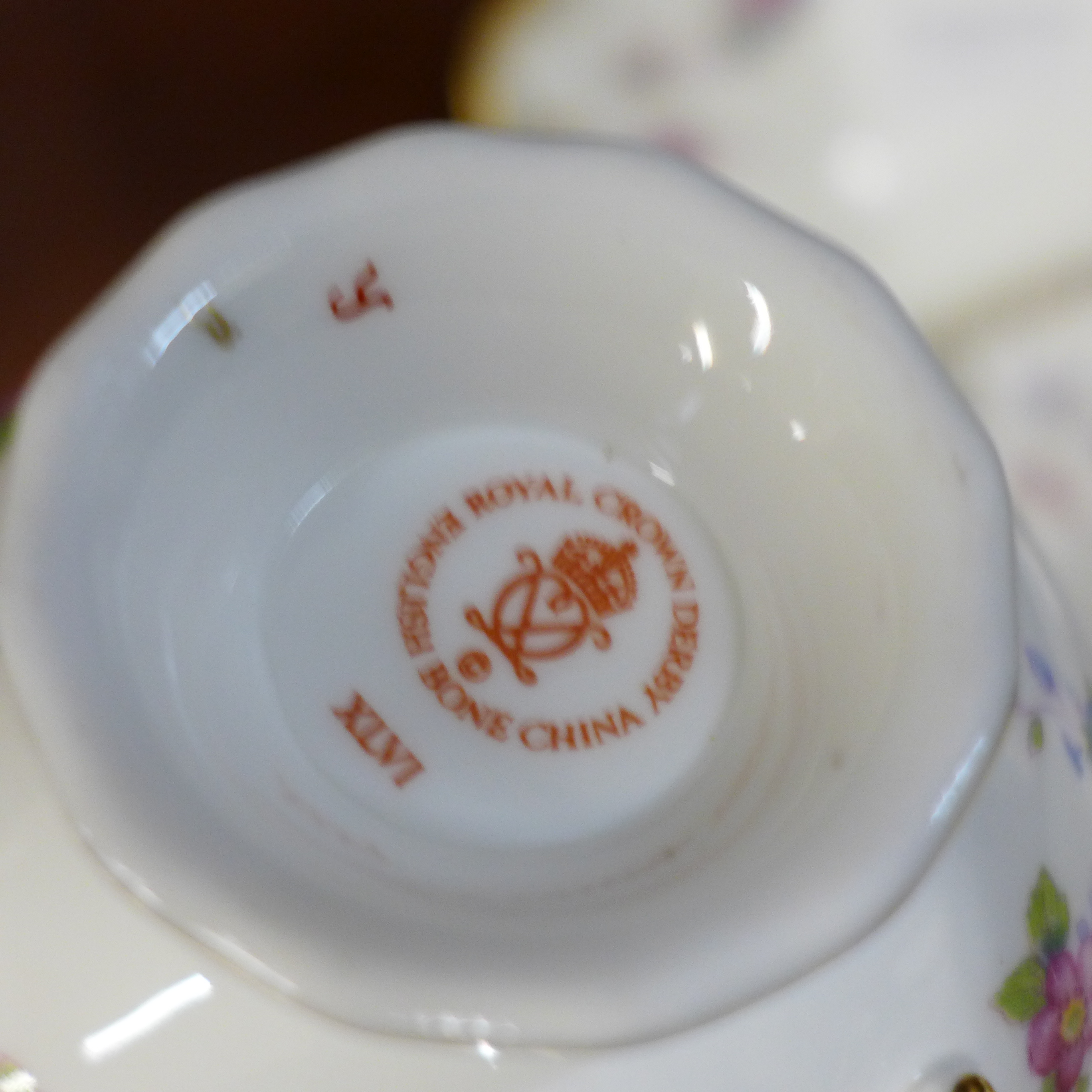A Royal Crown Derby Antoinette tea set with oval tureen, 2 x cream and sugar and bread and butter - Image 3 of 5