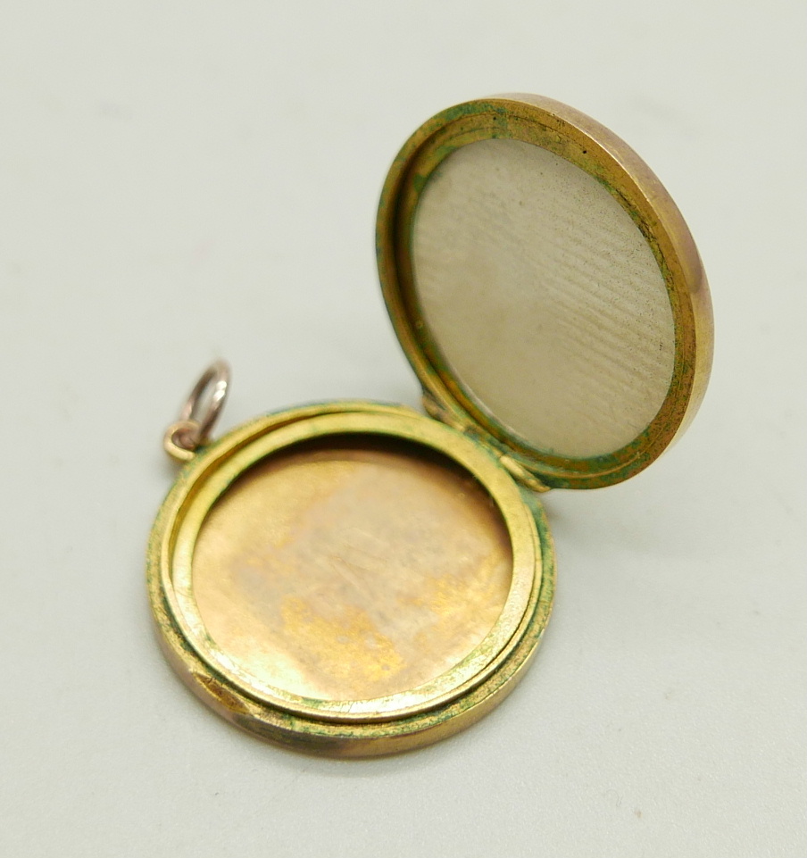 A yellow metal circular engraved locket, 23mm - Image 3 of 3