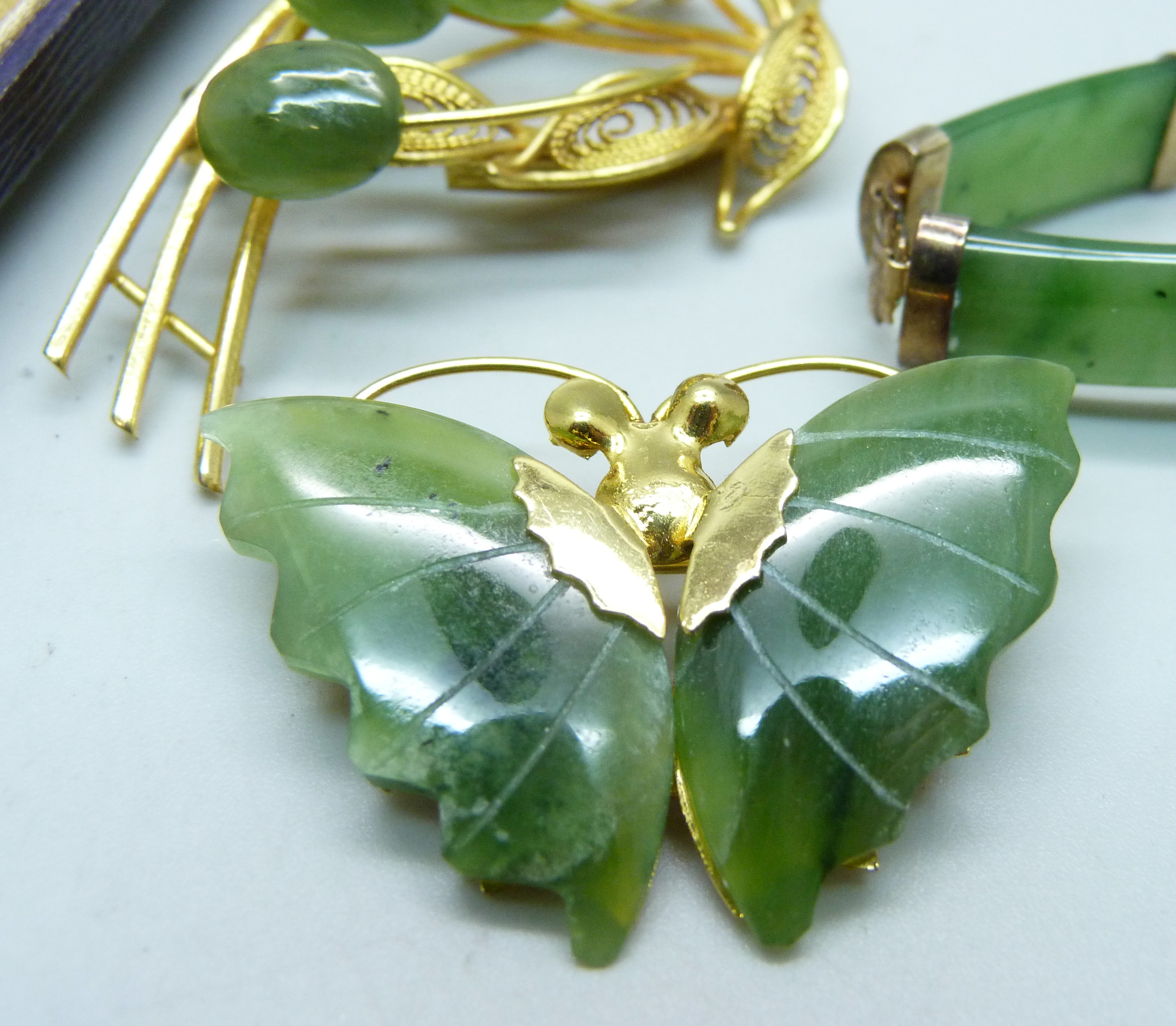 A silver set jade bracelet, two jade set brooches and an enamelled pin - Image 3 of 7
