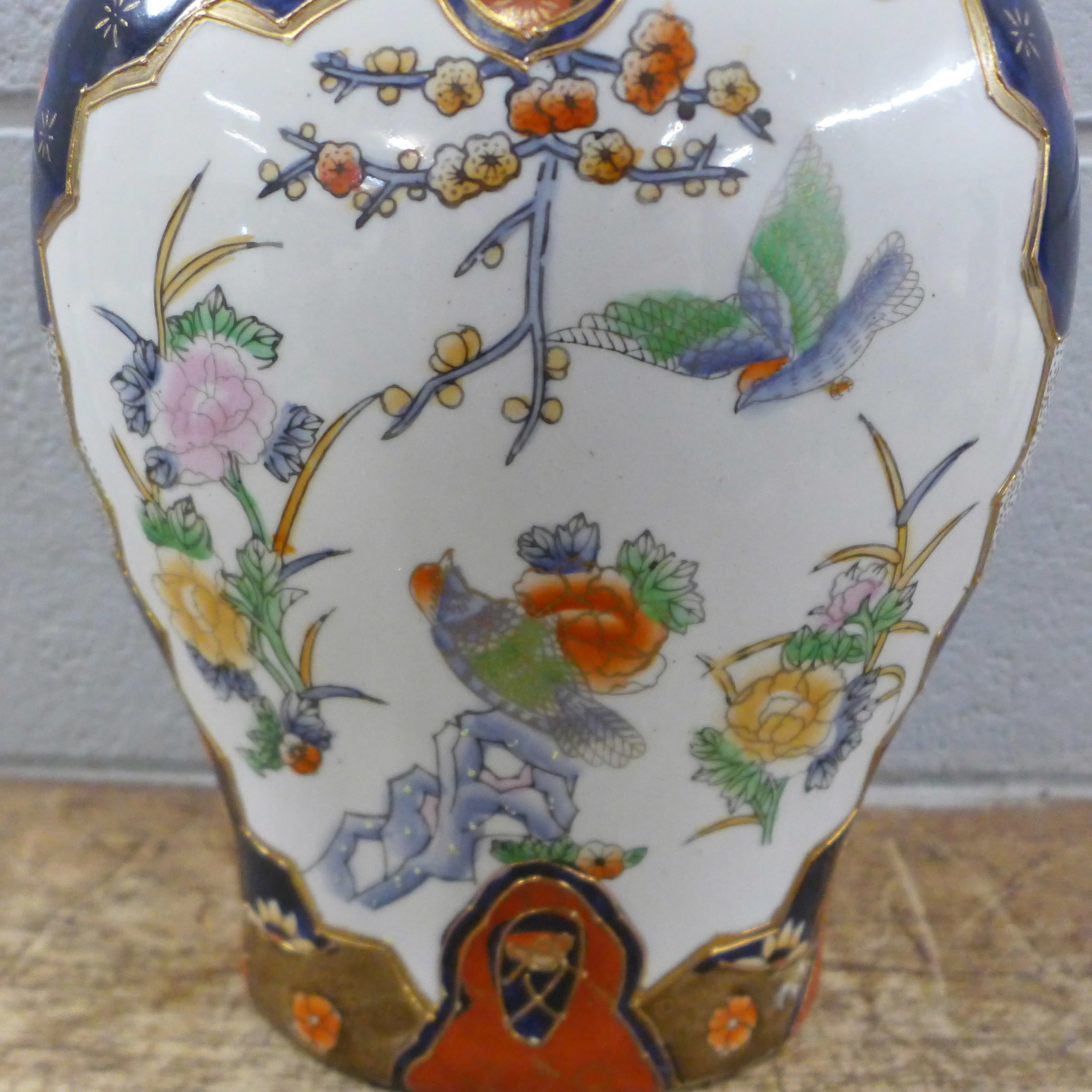 An oriental lidded vase **PLEASE NOTE THIS LOT IS NOT ELIGIBLE FOR IN-HOUSE POSTING AND PACKING** - Image 3 of 5