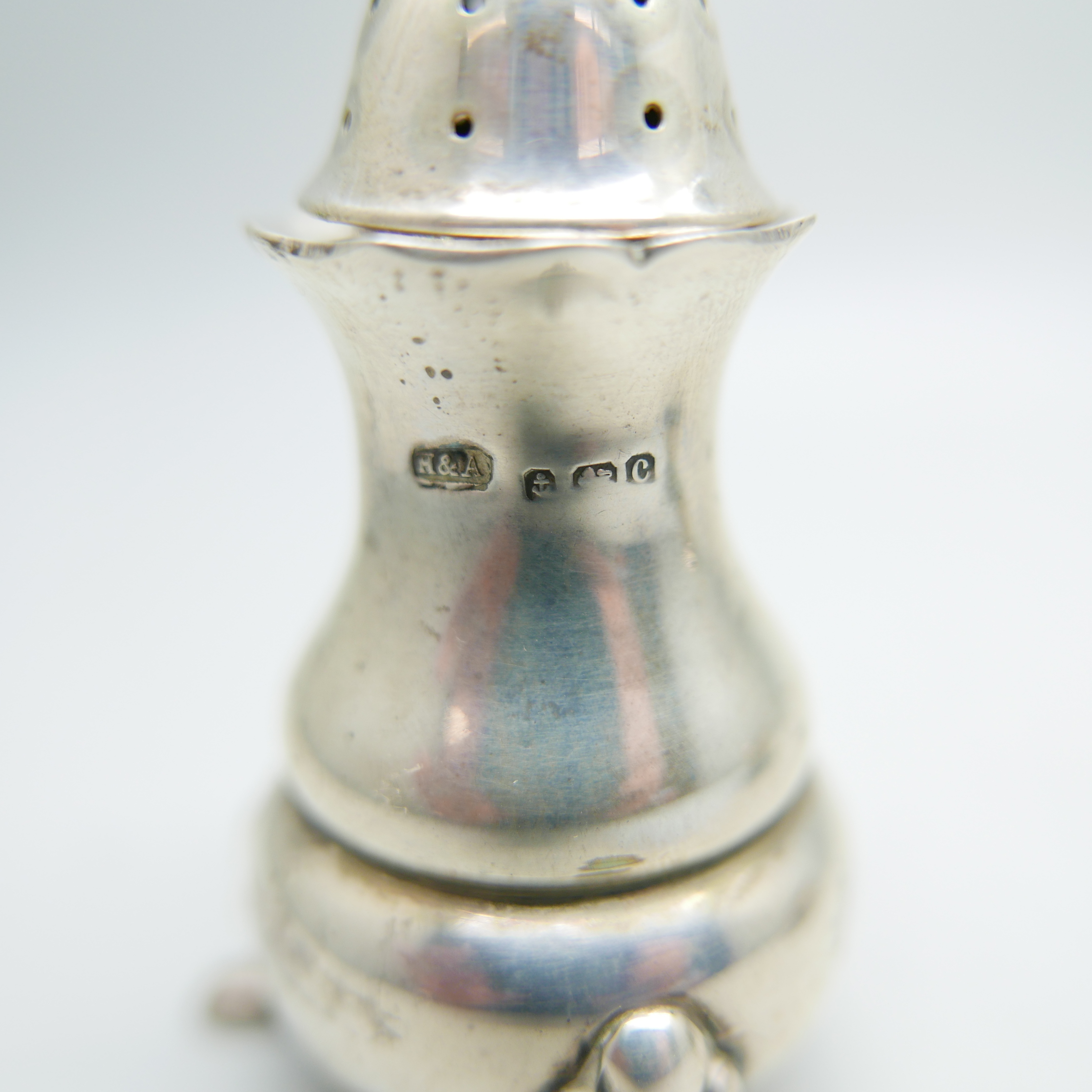 A silver pepper and a pierced silver dish, 66g - Image 3 of 4