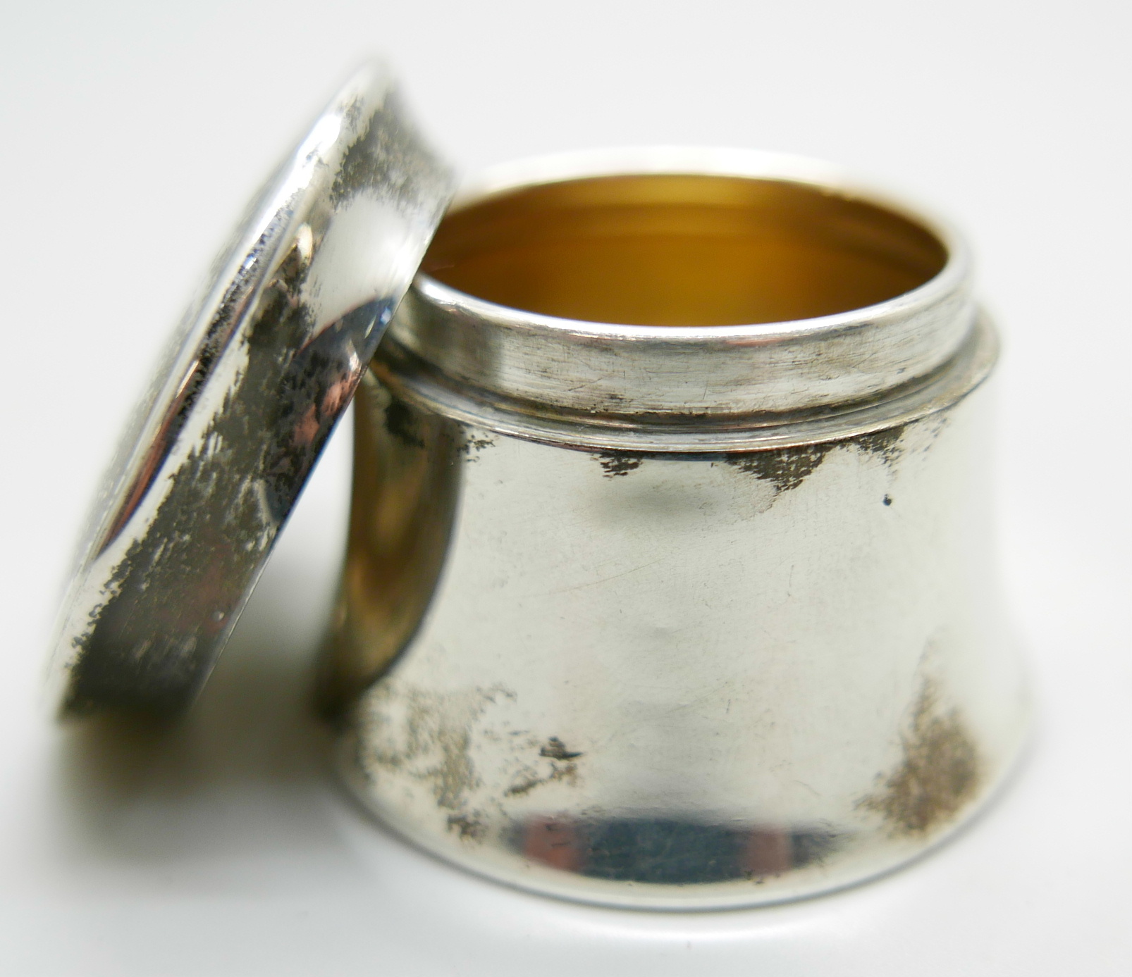 Four silver napkin rings and a silver pot, 134g - Image 5 of 6