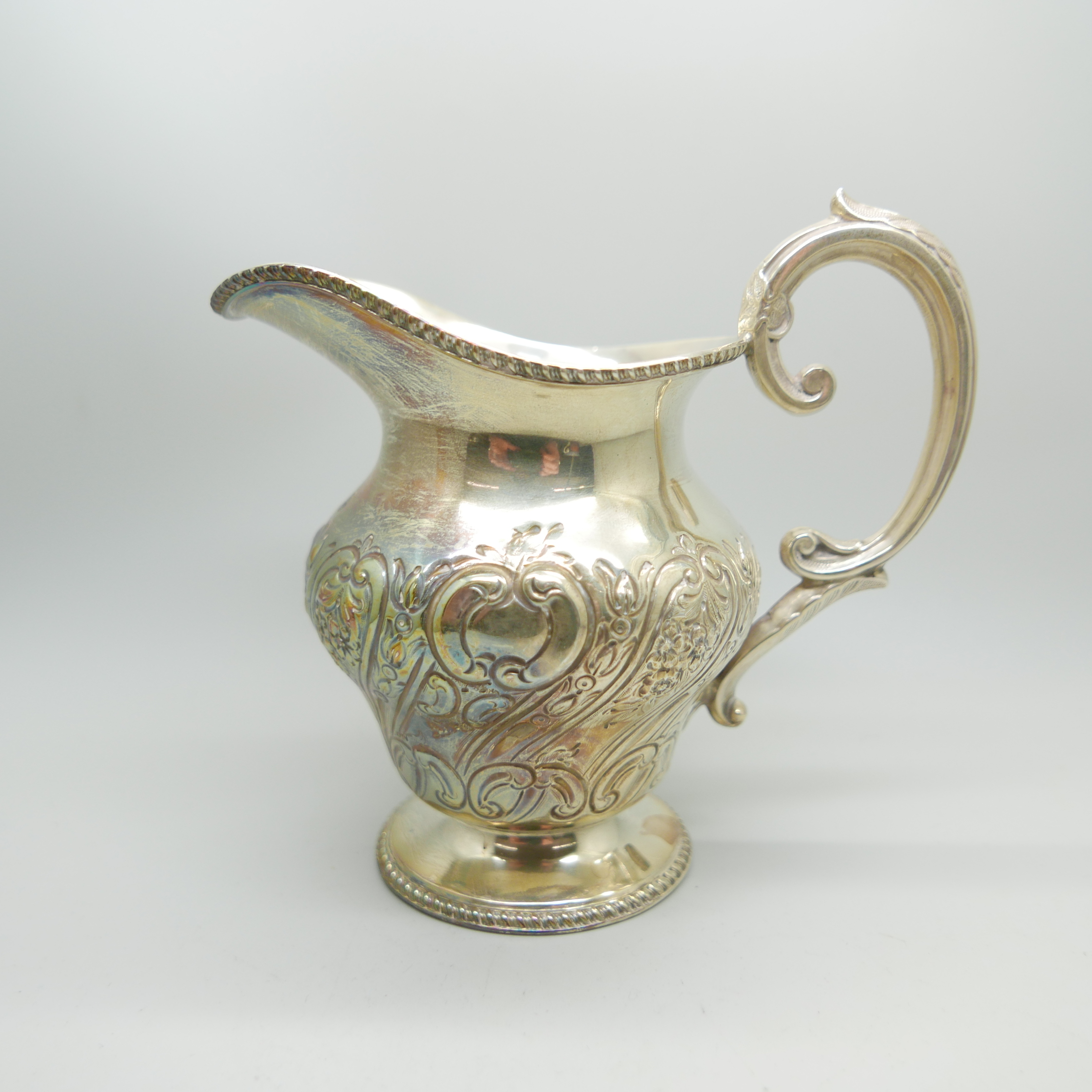 A silver jug, Sheffield 1908, 226g - Image 3 of 4