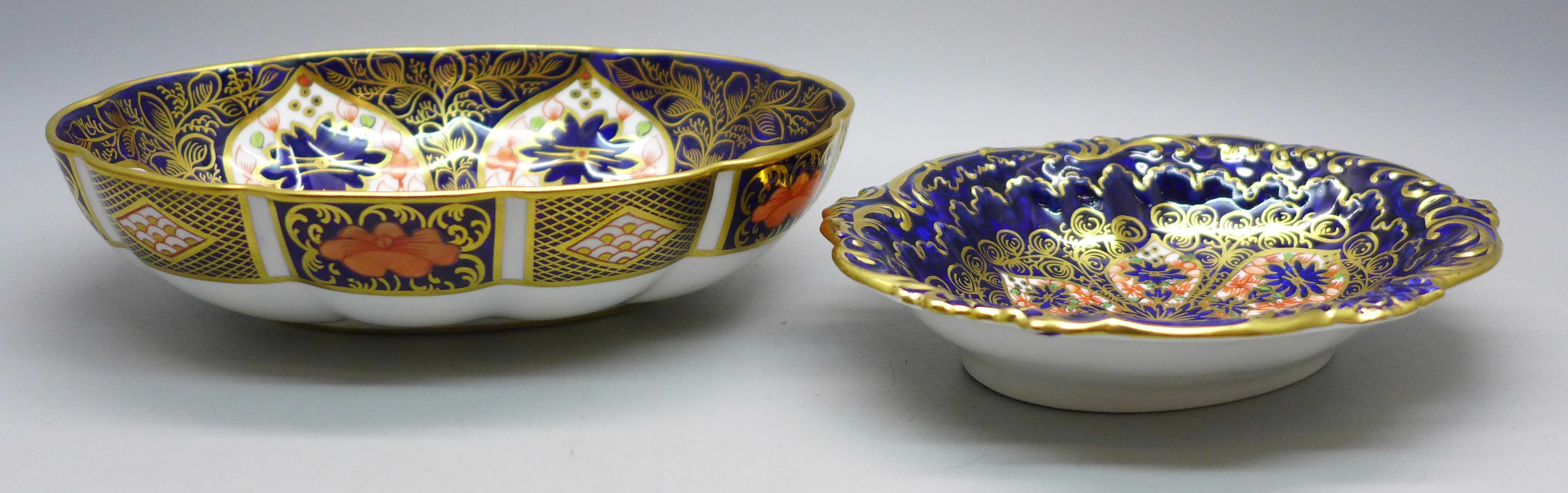 Two Royal Crown Derby 1128 Imari pattern medium dishes, one with scallop edge, 16cm