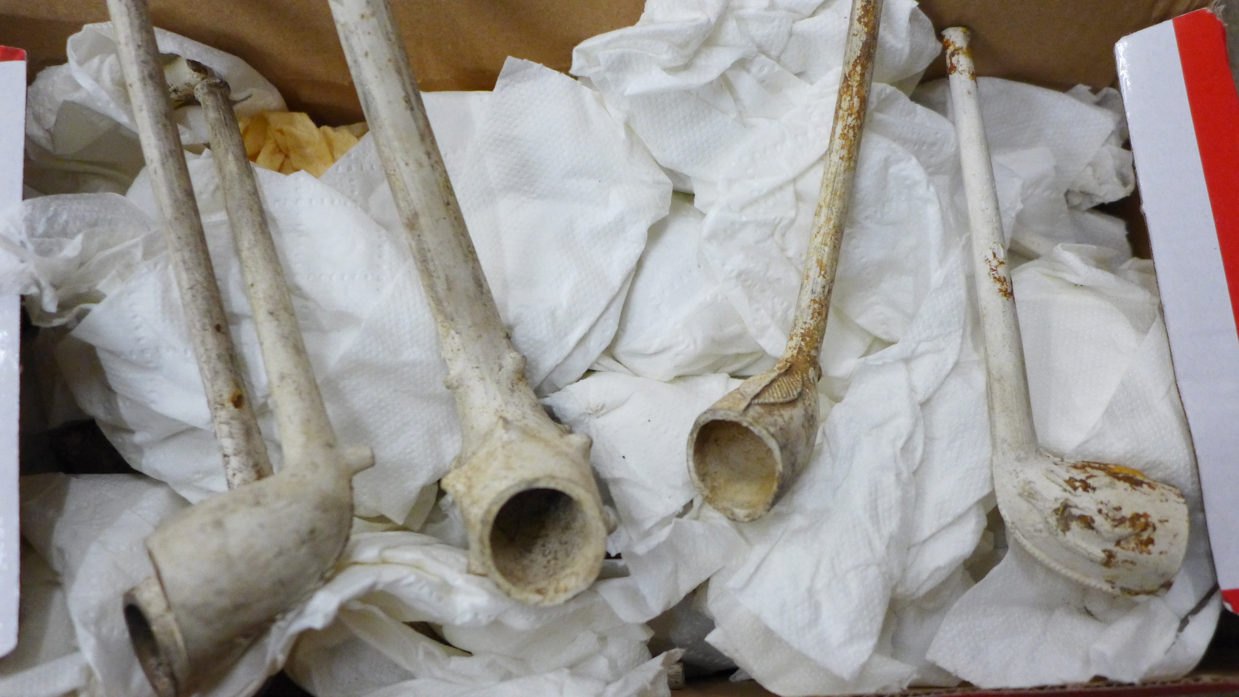 A large collection of old clay pipes - Image 3 of 5