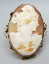 A 9ct gold mounted cameo brooch, total weight 19.9g, 42mm wide