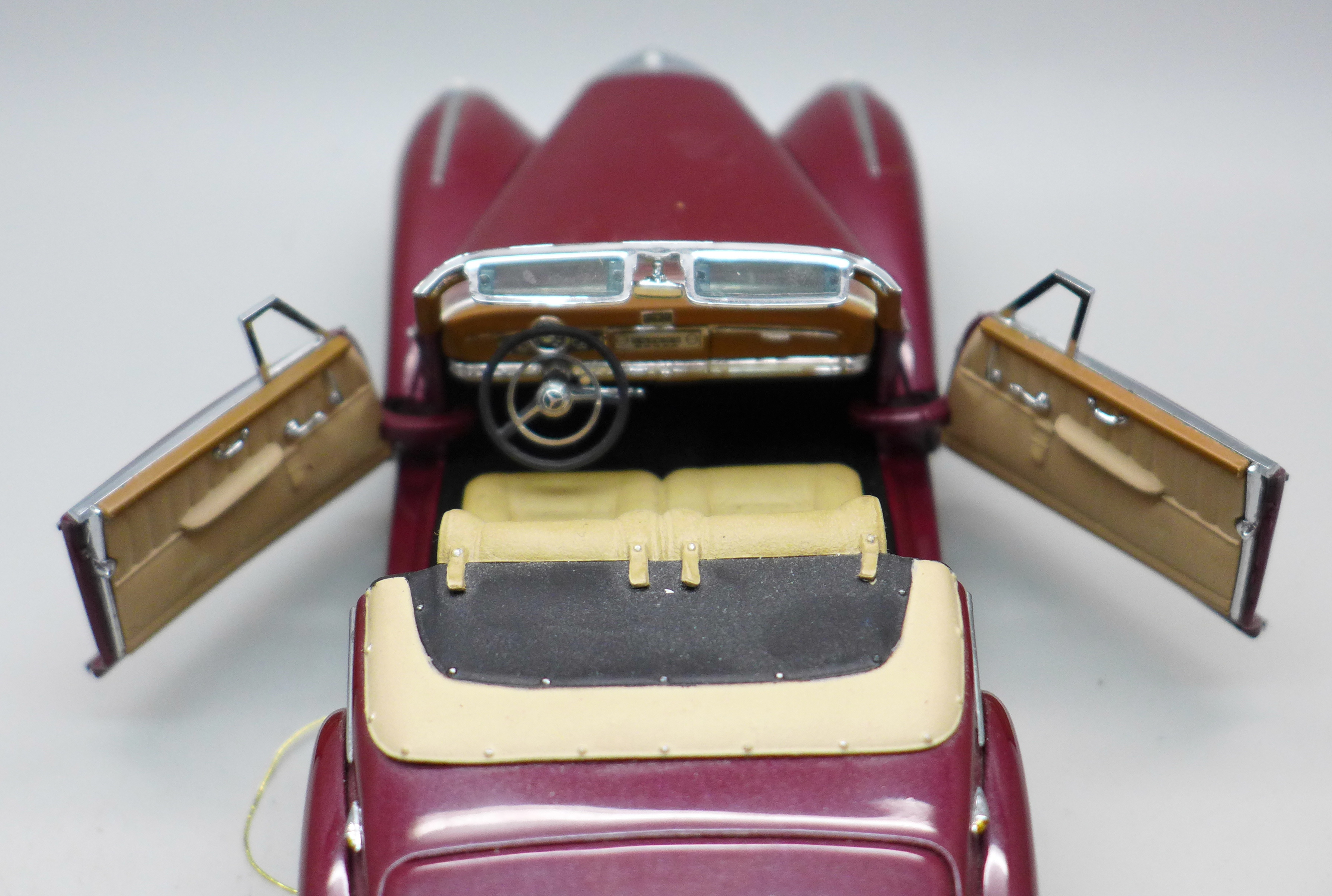 A Franklin Mint model 1957 Mercedes-Benz 300SC - Image 5 of 8