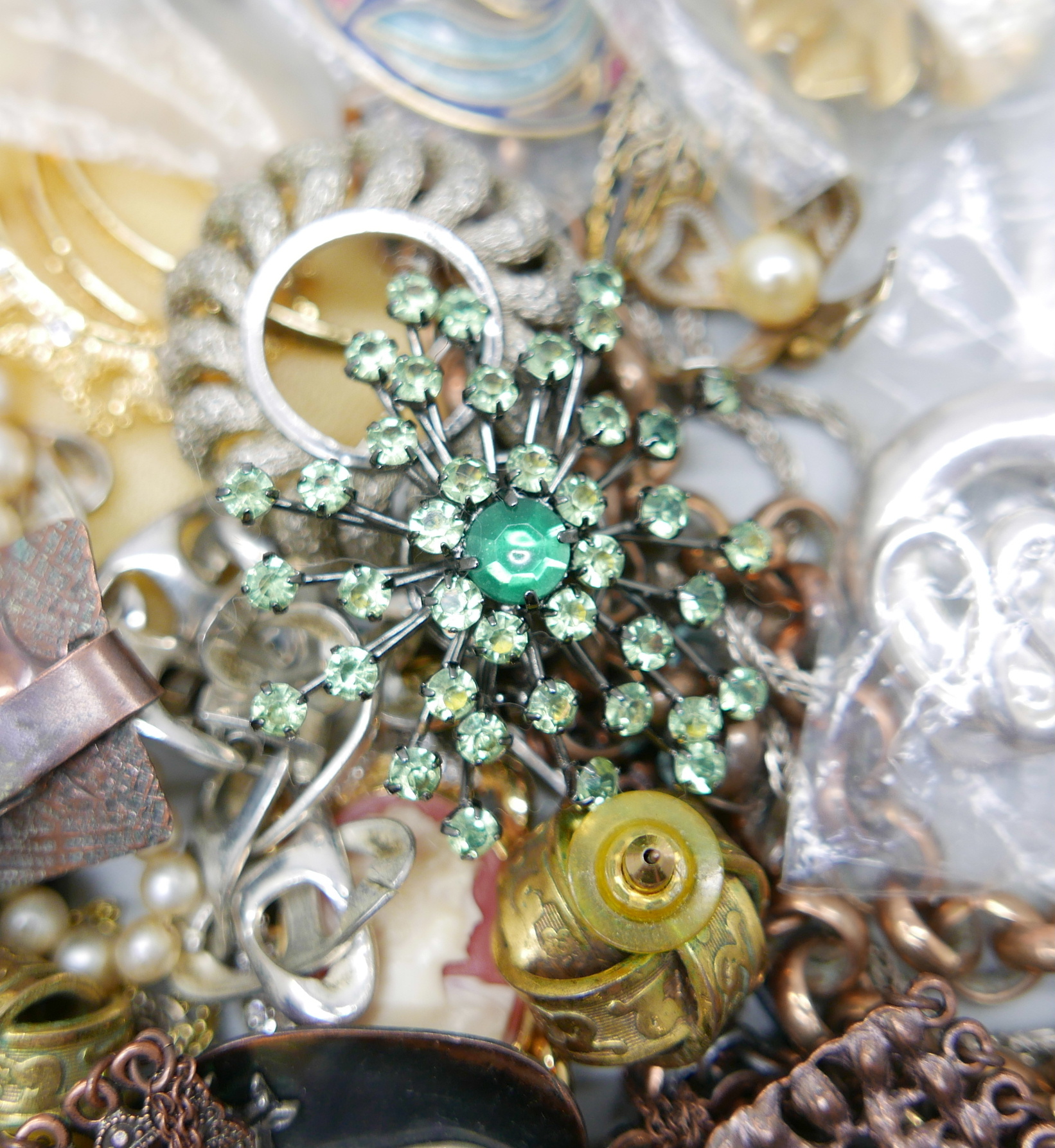 A collection of costume jewellery - Image 3 of 5